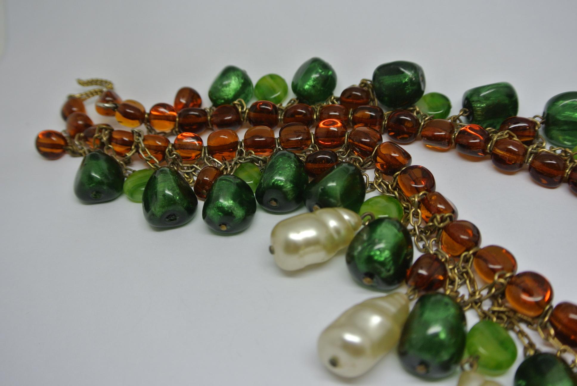 Gripoix unsigned green amber poured glass drop faux pearl bib necklace For Sale 9