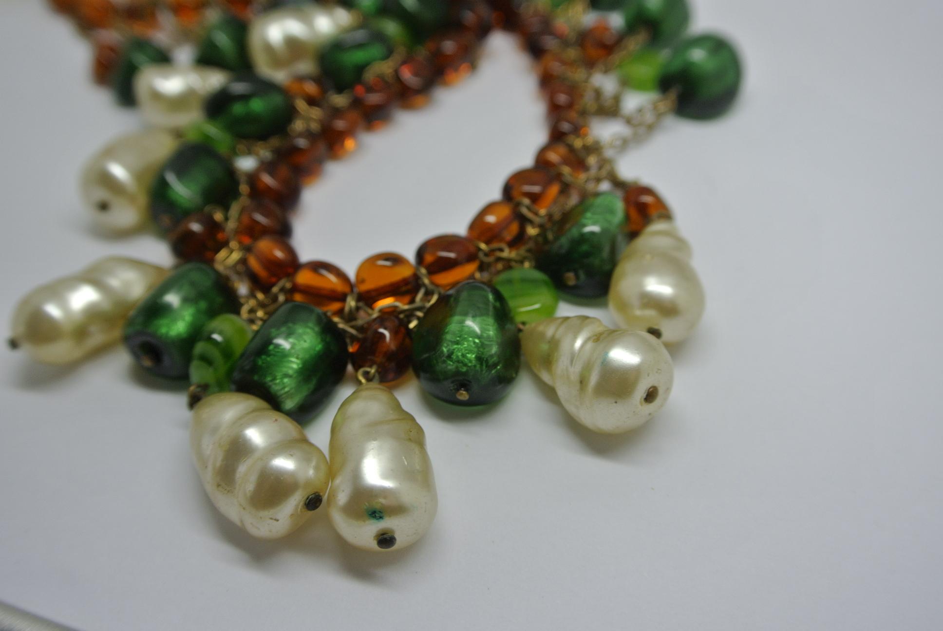 Gripoix unsigned green amber poured glass drop faux pearl bib necklace For Sale 11