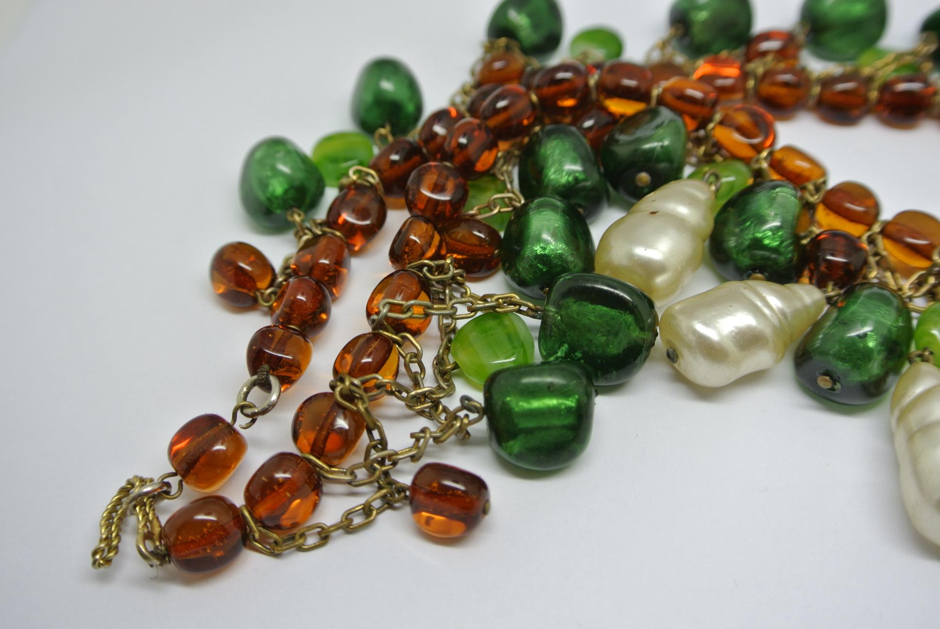Gripoix unsigned green amber poured glass drop faux pearl bib necklace For Sale 1