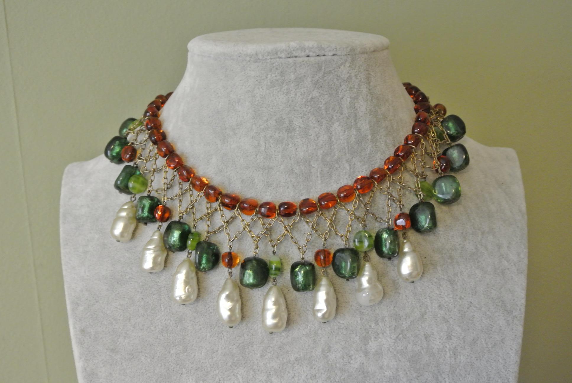 Gripoix unsigned green amber poured glass drop faux pearl bib necklace For Sale 3