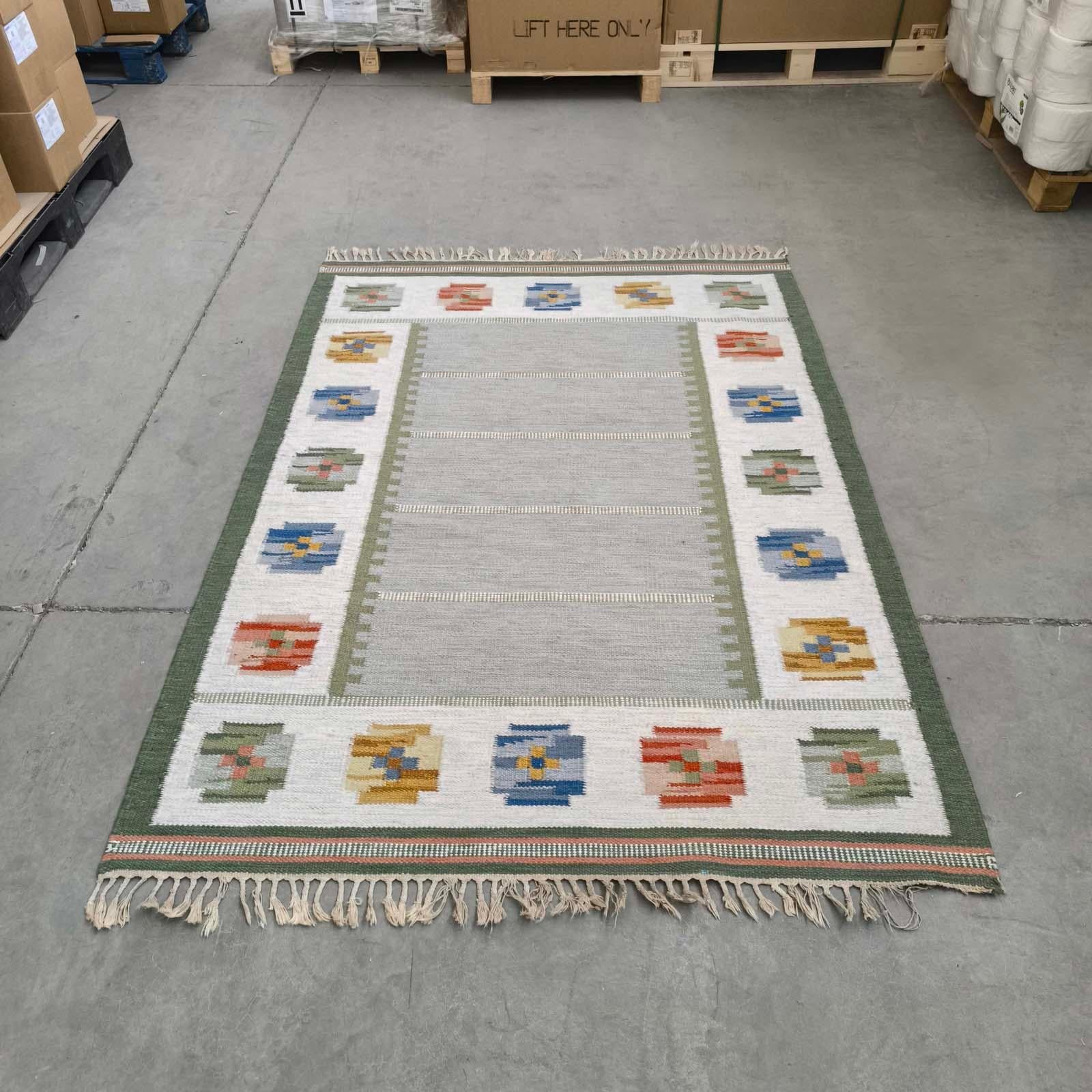 Vintage Swedish 'Gripsholm Grön' Kilim Rollakan Rug, 140x200cm.
Entdecken Sie die Schönheit der schwedischen Kelims mit diesem handgewebten Woll-Vintage  Rollakan-Teppich. Mit biophilem Design und erdigen Farben bietet dieses Stück einen