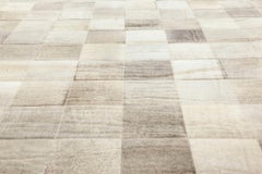 Tapis de passage géométrique contemporain « Grisaille » en poils gris sur peau, par Doris Leslie Blau