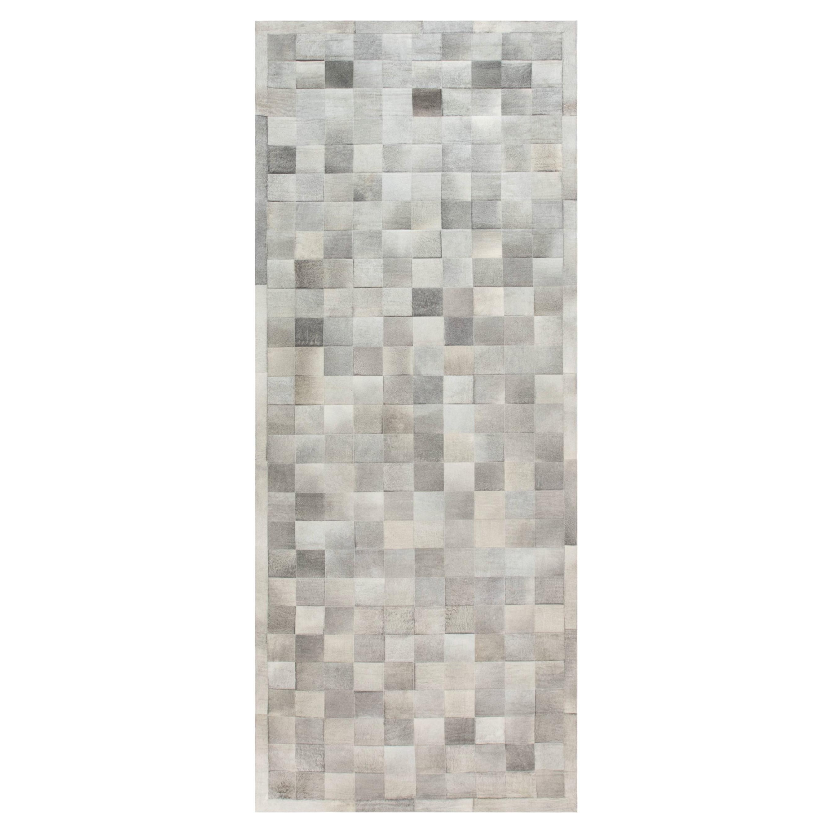 Tapis de passage géométrique contemporain « Grisaille » en poils gris sur peau, par Doris Leslie Blau en vente