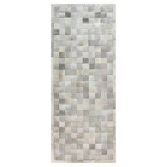 Tapis de passage géométrique contemporain « Grisaille » en poils gris sur peau, par Doris Leslie Blau