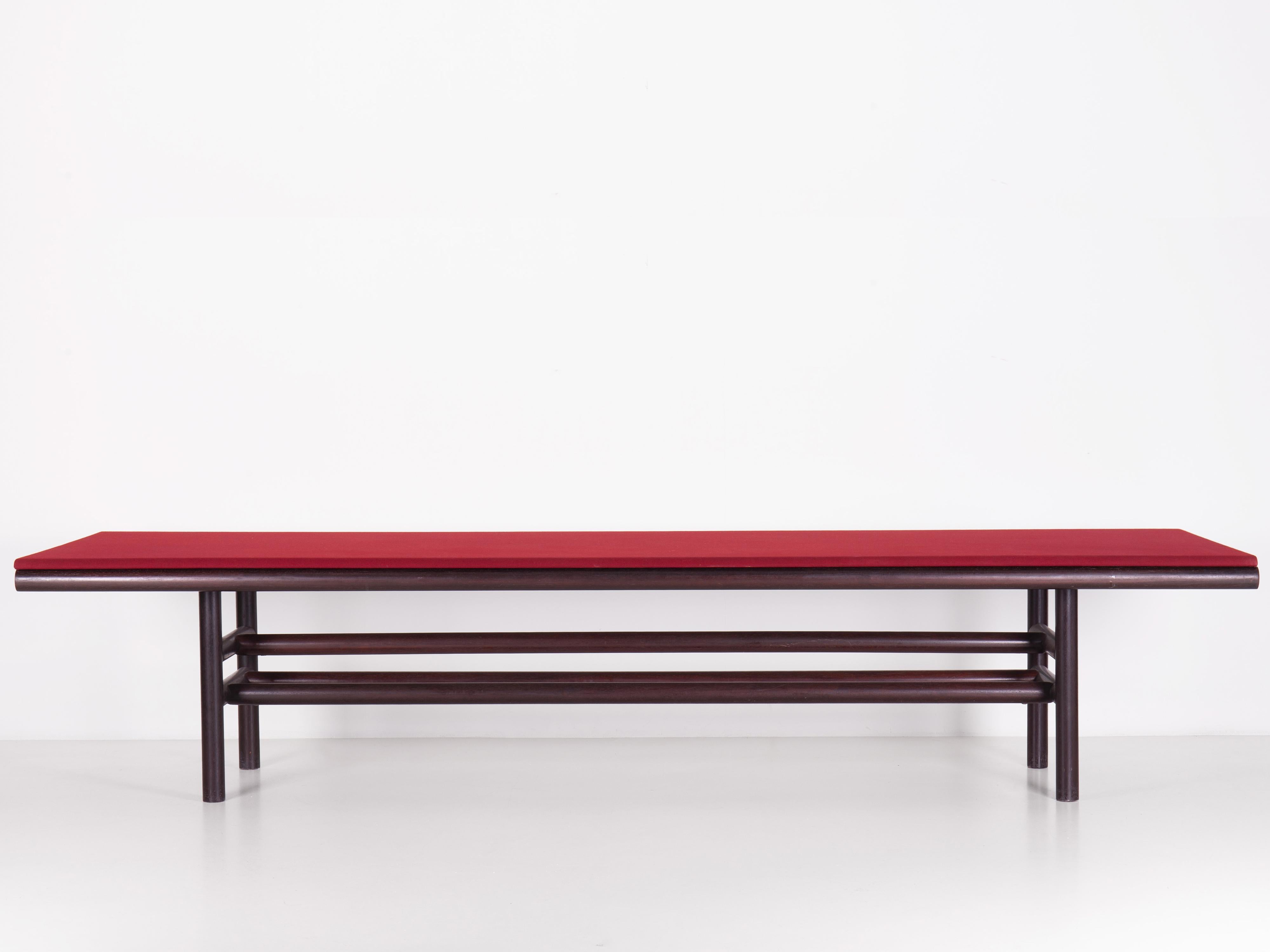 Table Gritti de Carlo Scarpa produite par Simon en 1976. 

Une grande table faite de cylindres en bois massif. Couverture supérieure en tissu d'origine.

Bibliographie :
Accademia delle Belle Arti di Brera, 