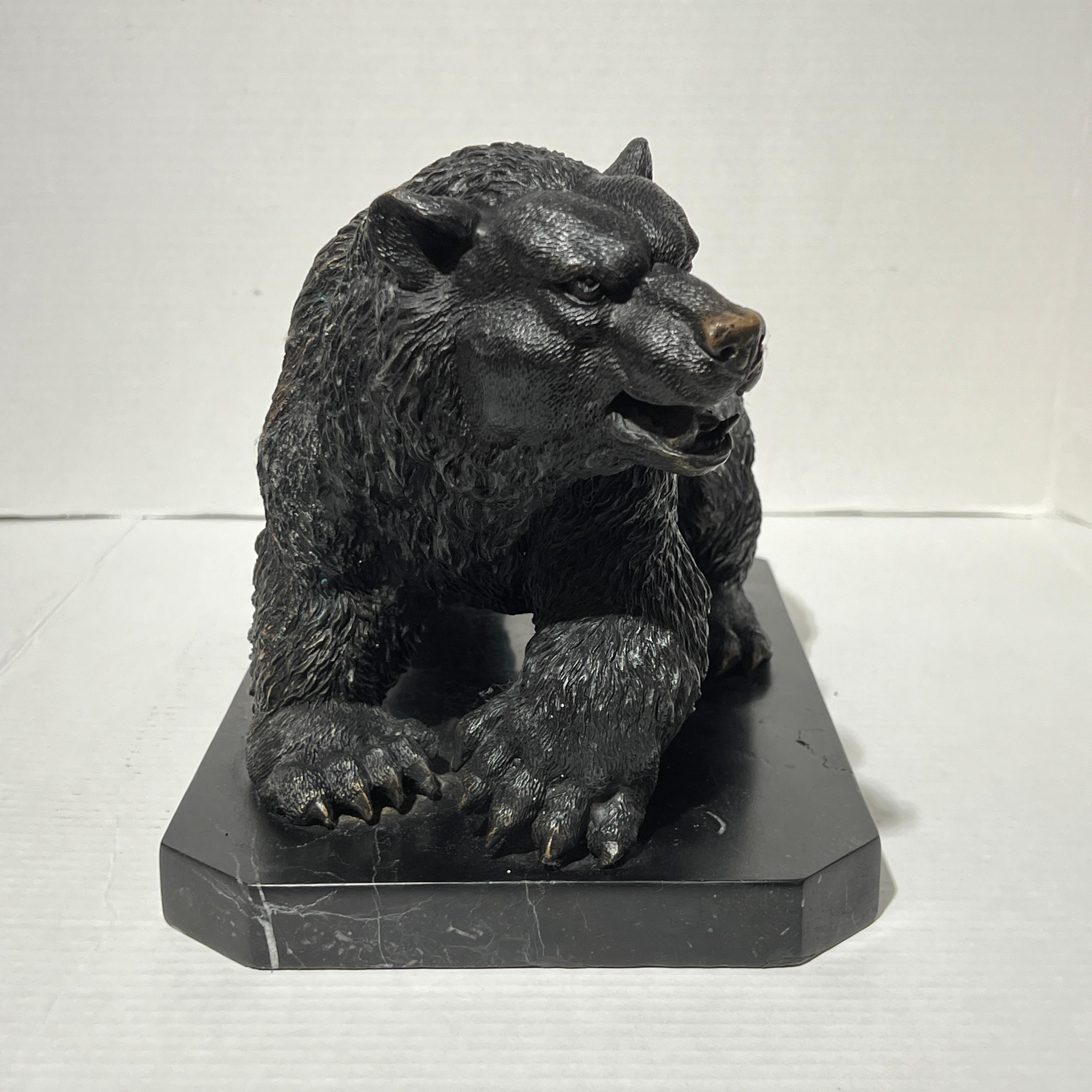 Figure finement sculptée et moulée d'un ours grizzly montée sur une base en marbre noir.  Apparemment non signé.
