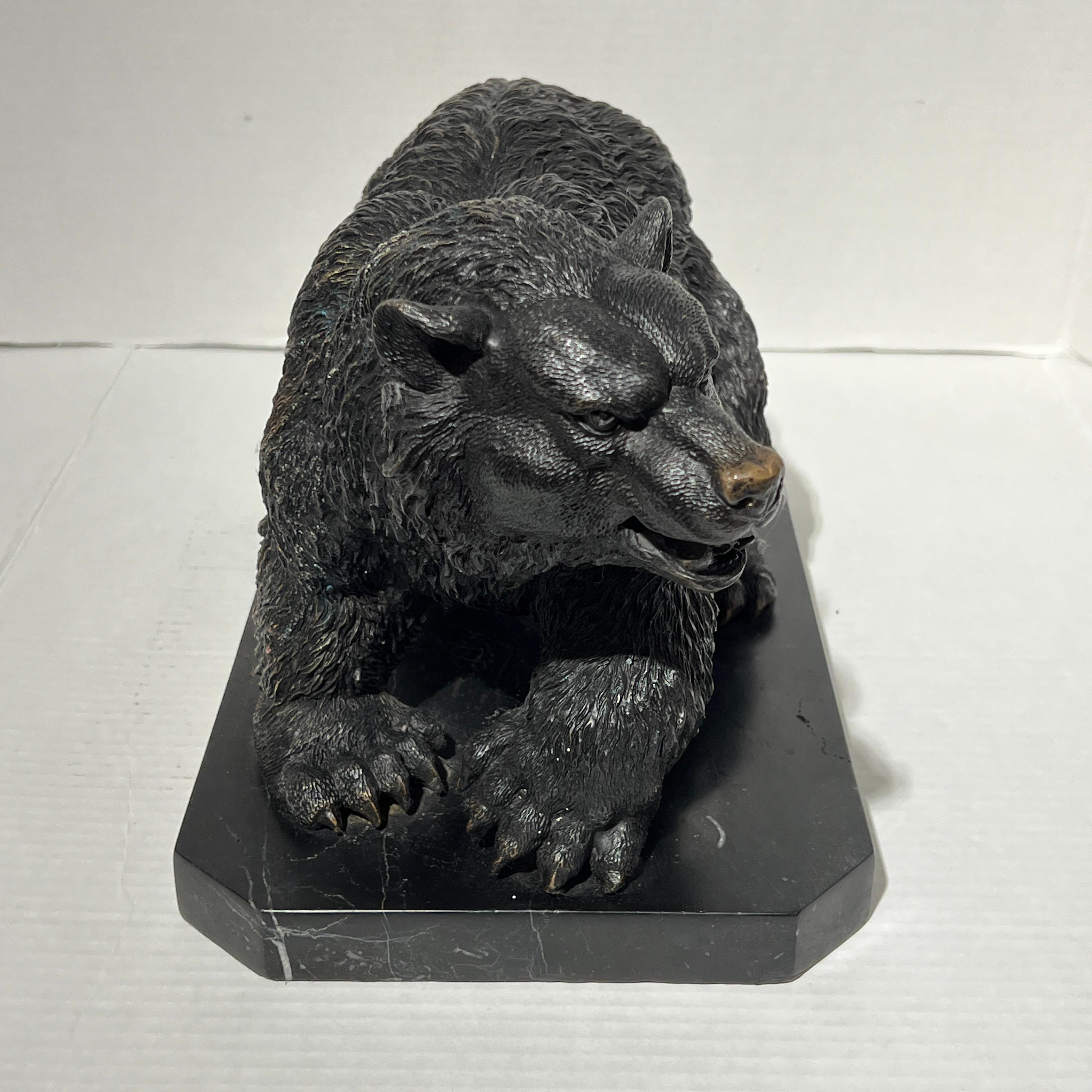 Patiné Sculpture d'ours Grizzly en bronze patiné