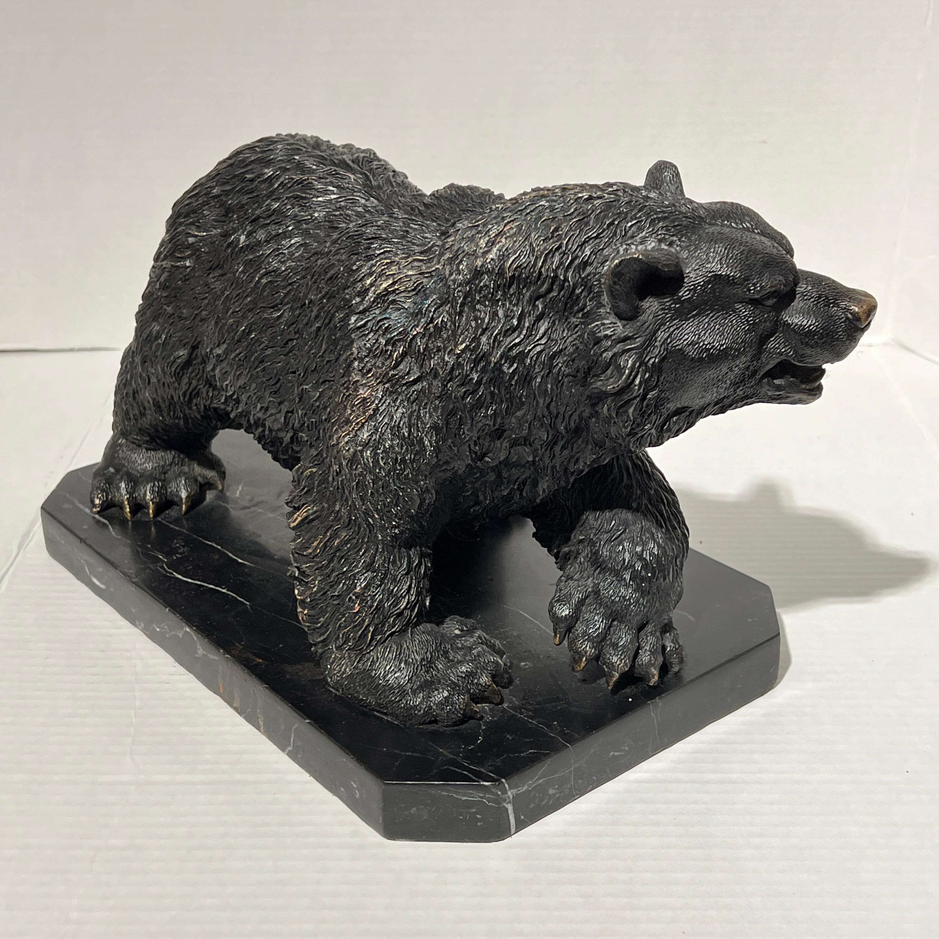 Sculpture d'ours Grizzly en bronze patiné Bon état à New York, NY