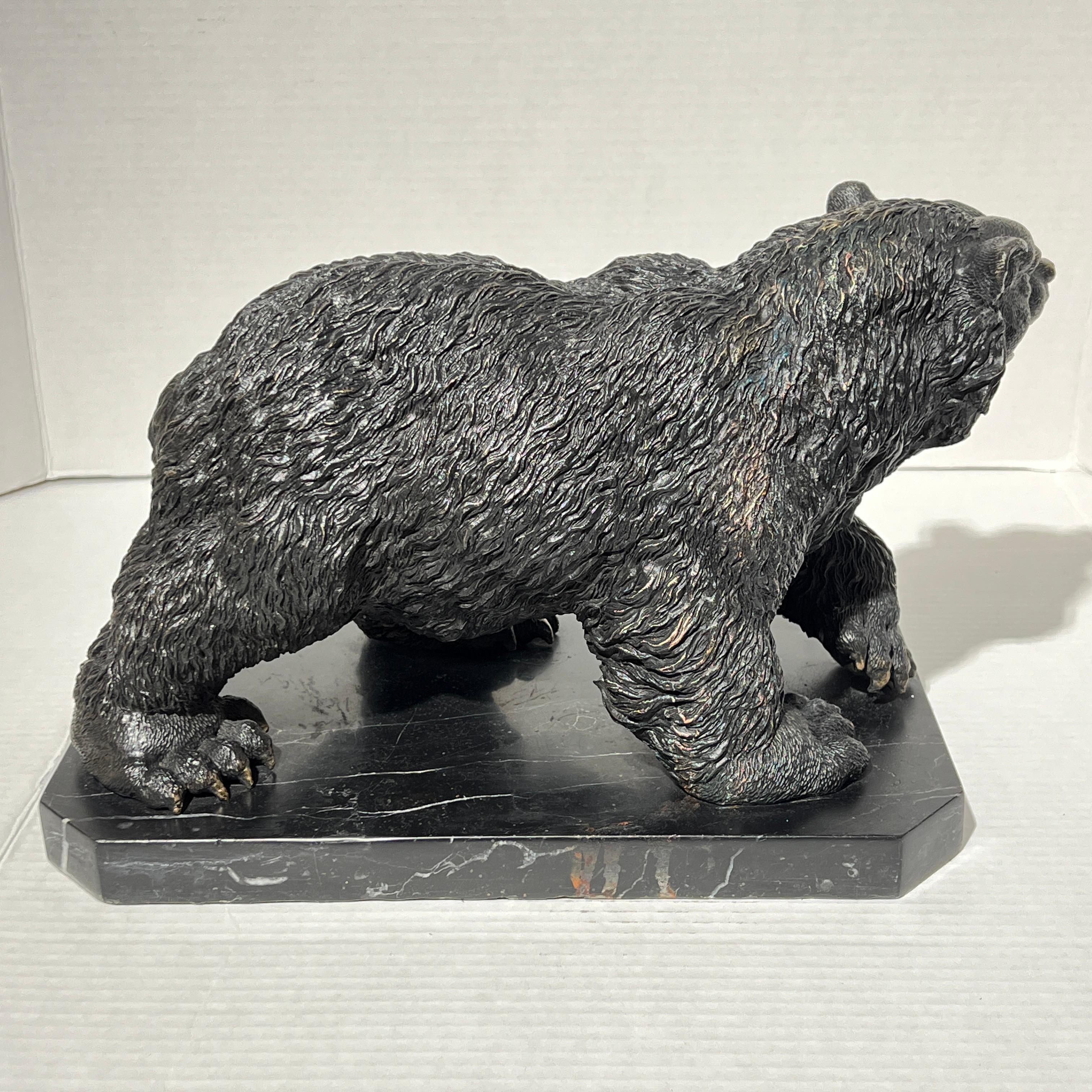 20ième siècle Sculpture d'ours Grizzly en bronze patiné