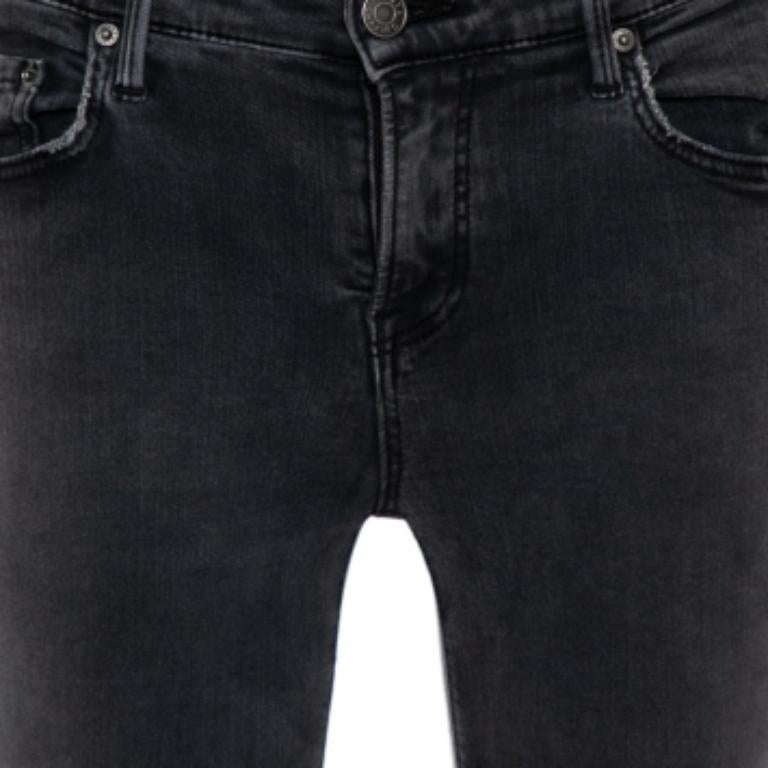 These skinny Candice jeans from Grlfrnd are truly amazing! The grey denim pair flaunts slashed knees and comes equipped with belt loops, a front button fastening, and five pockets. It will look great with simple T-shirts and chic ankle boots.