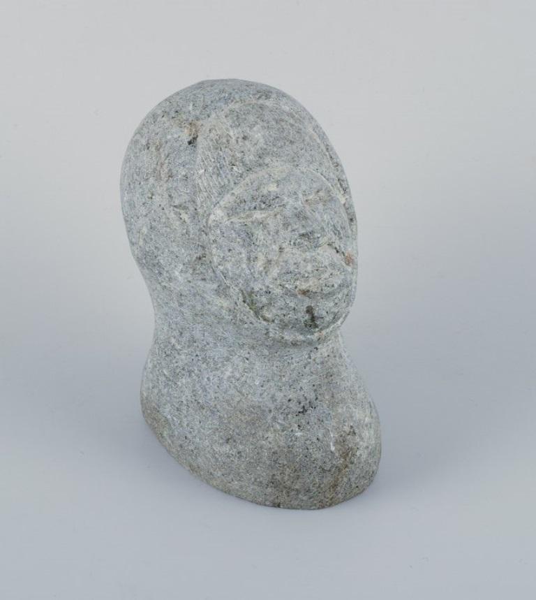 Grønlandica, Sarak, cazador groenlandés de perfil, escultura en esteatita.
1970/80s.
En excelente estado.
Firmado.
Dimensiones: Alto 10,5 cm x Ancho 8,0 cm.