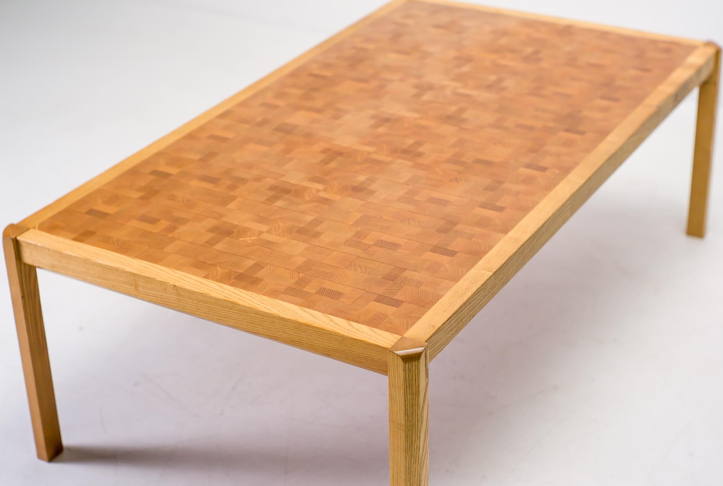 Magnifique table basse conçue par l'architecte danois Grom Lindum pour Franeker, Danemark.
Le plateau est constitué d'ardoises de frêne massif coupées transversalement puis collées, à l'instar des plateaux de table du designer belge Mid-Century