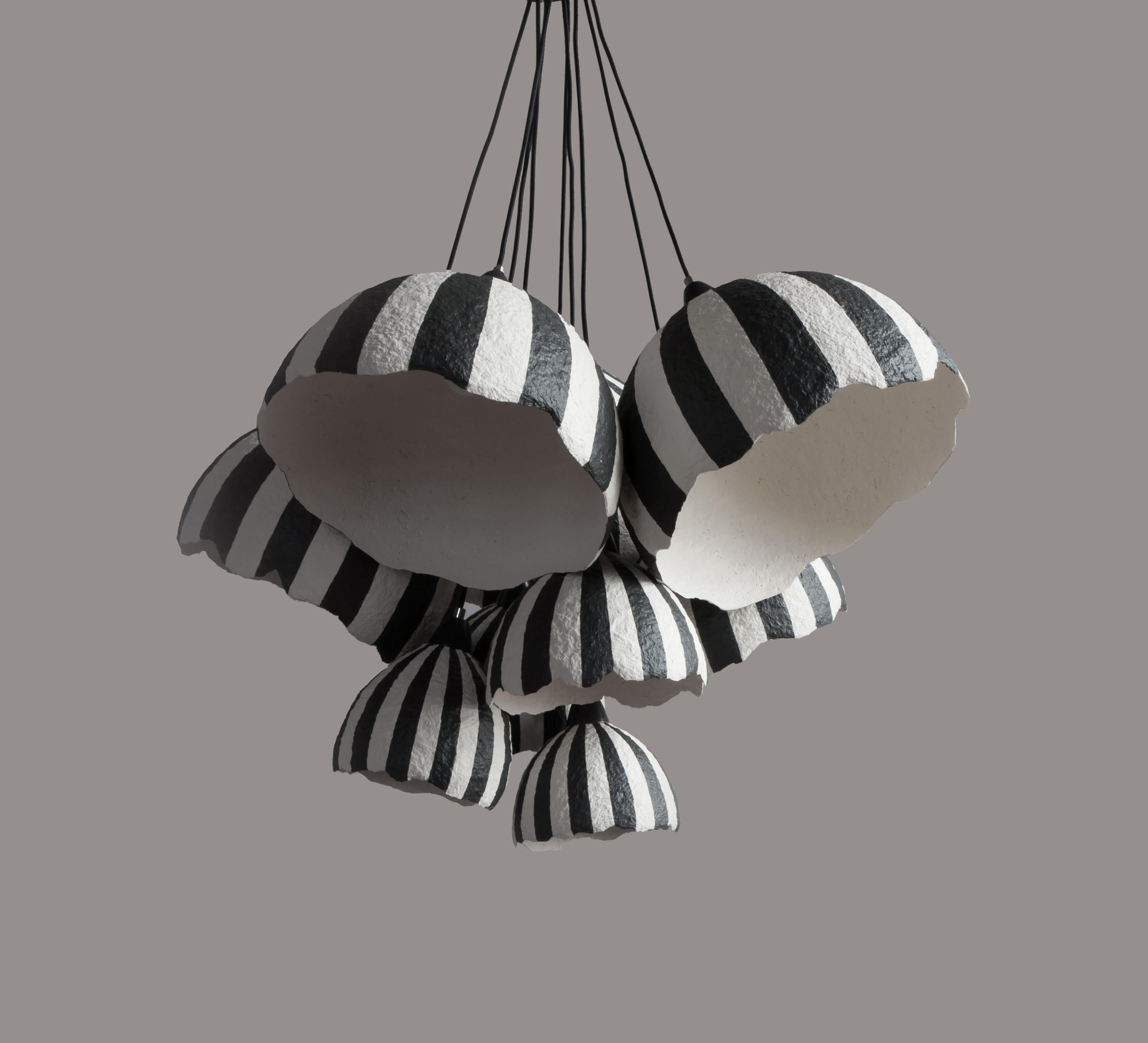 Lampada a sospensione Grono 9 Smuzhka di Yalanzhi Objects
Dimensioni: P 90 x L 90 x H 90 cm. 
Materiali: Cellulosa. 

La cellulosa è un materiale riciclato che un tempo era una foresta. Una finitura di alta qualità e di lunga durata. Rivestimento