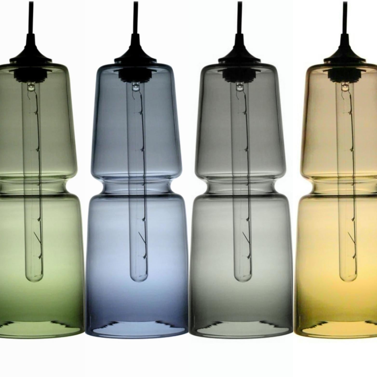 Ces lampes suspendues sont dotées d'une rainure intégrée qui confère à ces créations, par ailleurs entièrement réalisées à la main, une qualité de précision et de fabrication à la machine. Qu'ils soient présentés individuellement, en ensemble aligné