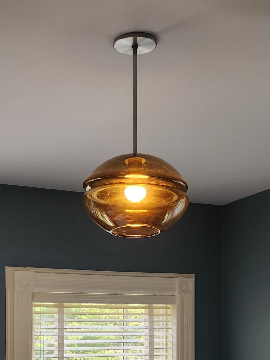 Niedrige Pod-Pendelleuchte der Groove-Serie, moderne handgefertigte Glasleuchte im Zustand „Neu“ im Angebot in New York, NY