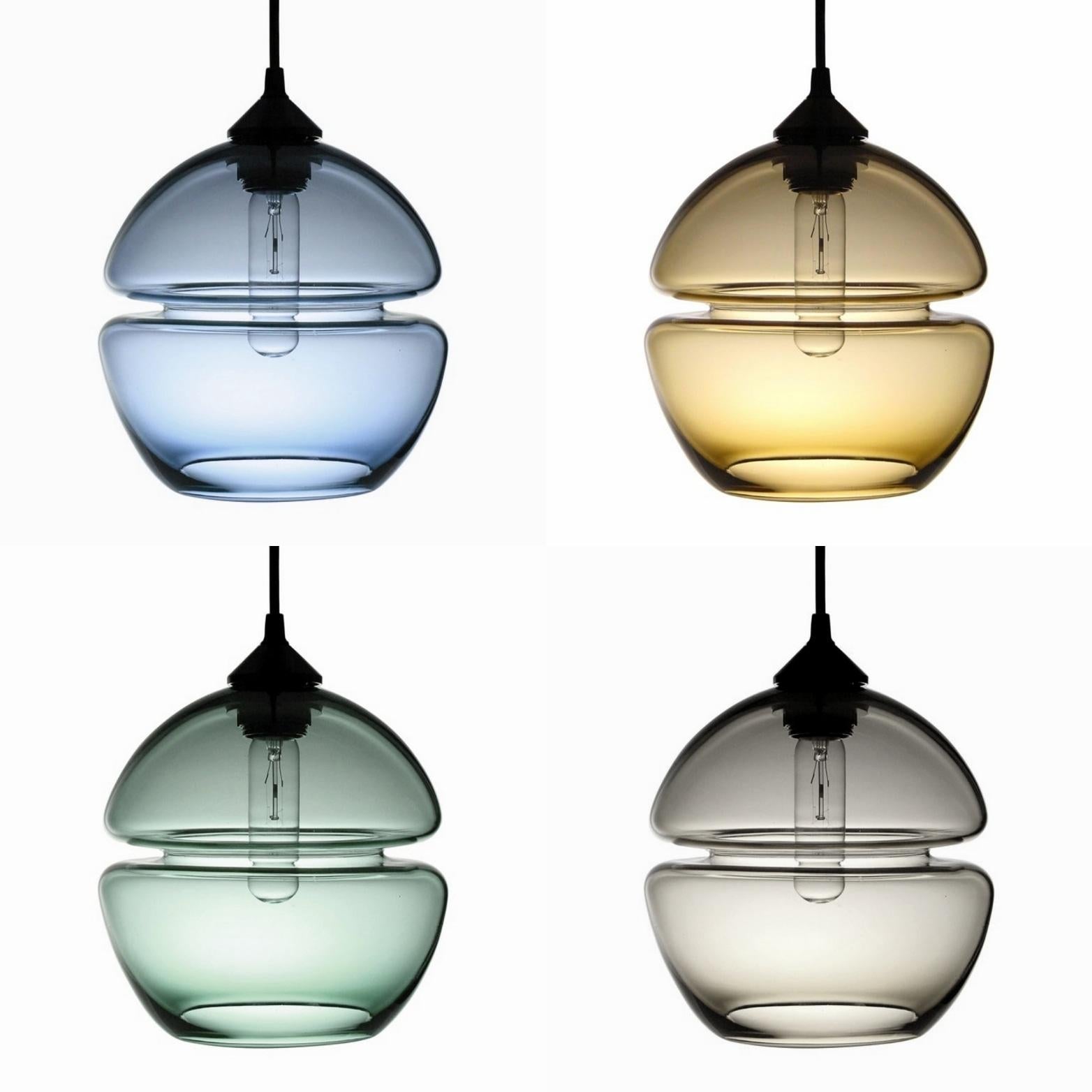 Ces lampes suspendues sont dotées d'une rainure intégrée qui offre une qualité précise, fabriquée à la machine, pour compenser ces créations par ailleurs entièrement faites à la main. Qu'ils soient présentés individuellement, alignés ou en grappes