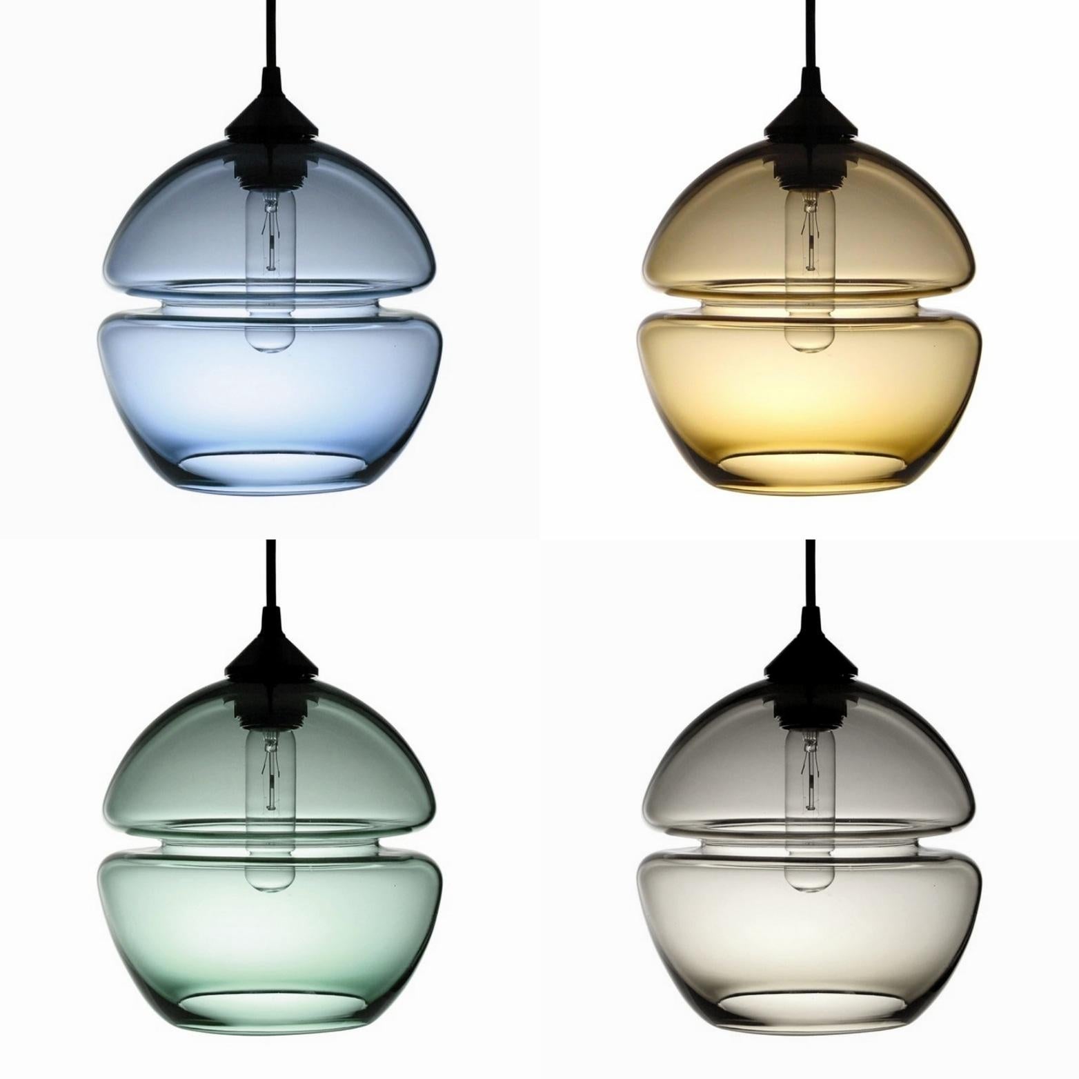 XXIe siècle et contemporain Lampe à suspension orbe de la série Groove, éclairage contemporain en verre fait main  en vente