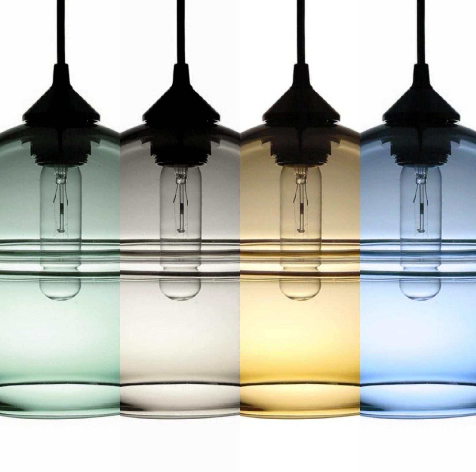 Moderne Suspension orbe bleue de la série Groove, moderne et personnalisable à la main en vente
