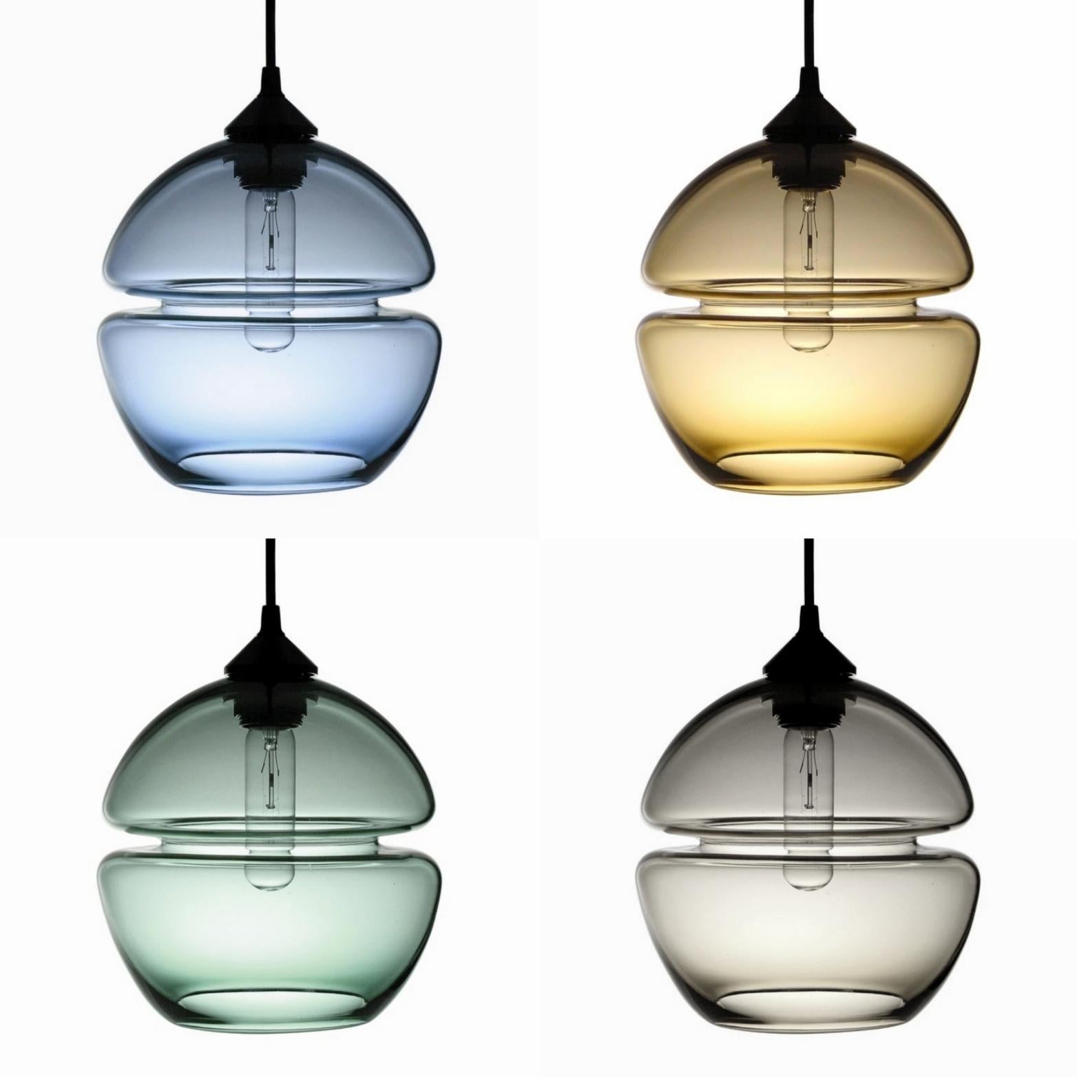 Américain Suspension orbe bleue de la série Groove, moderne et personnalisable à la main en vente