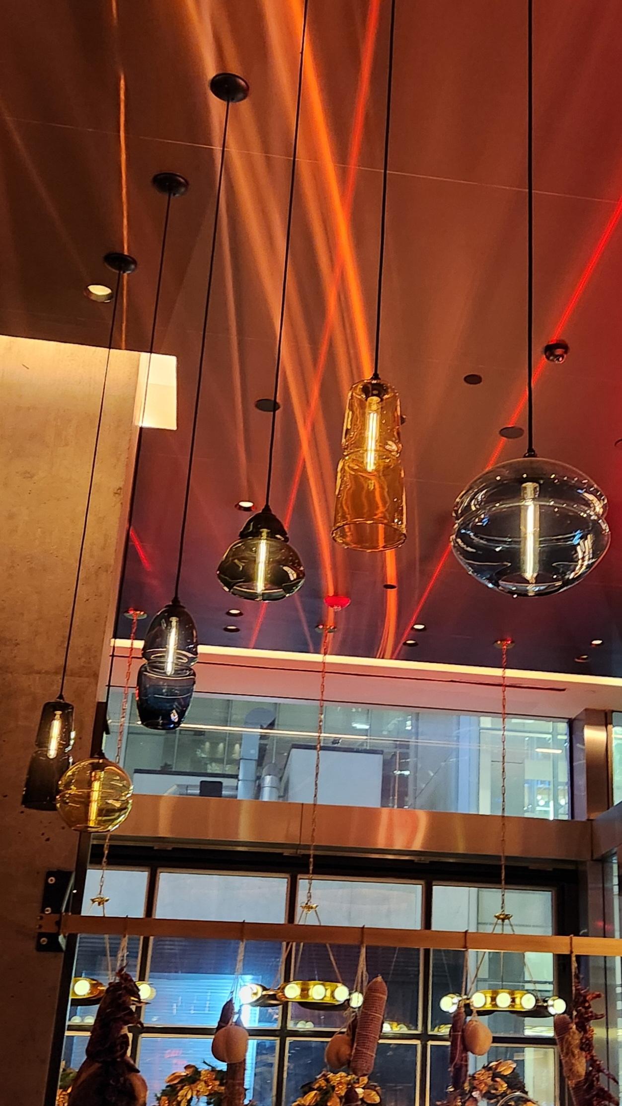XXIe siècle et contemporain Suspension orbe bleue de la série Groove, moderne et personnalisable à la main en vente