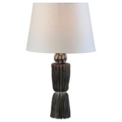 Lampada in ceramica scanalata 'Sillons' con paralume in pergamena di Design Frères