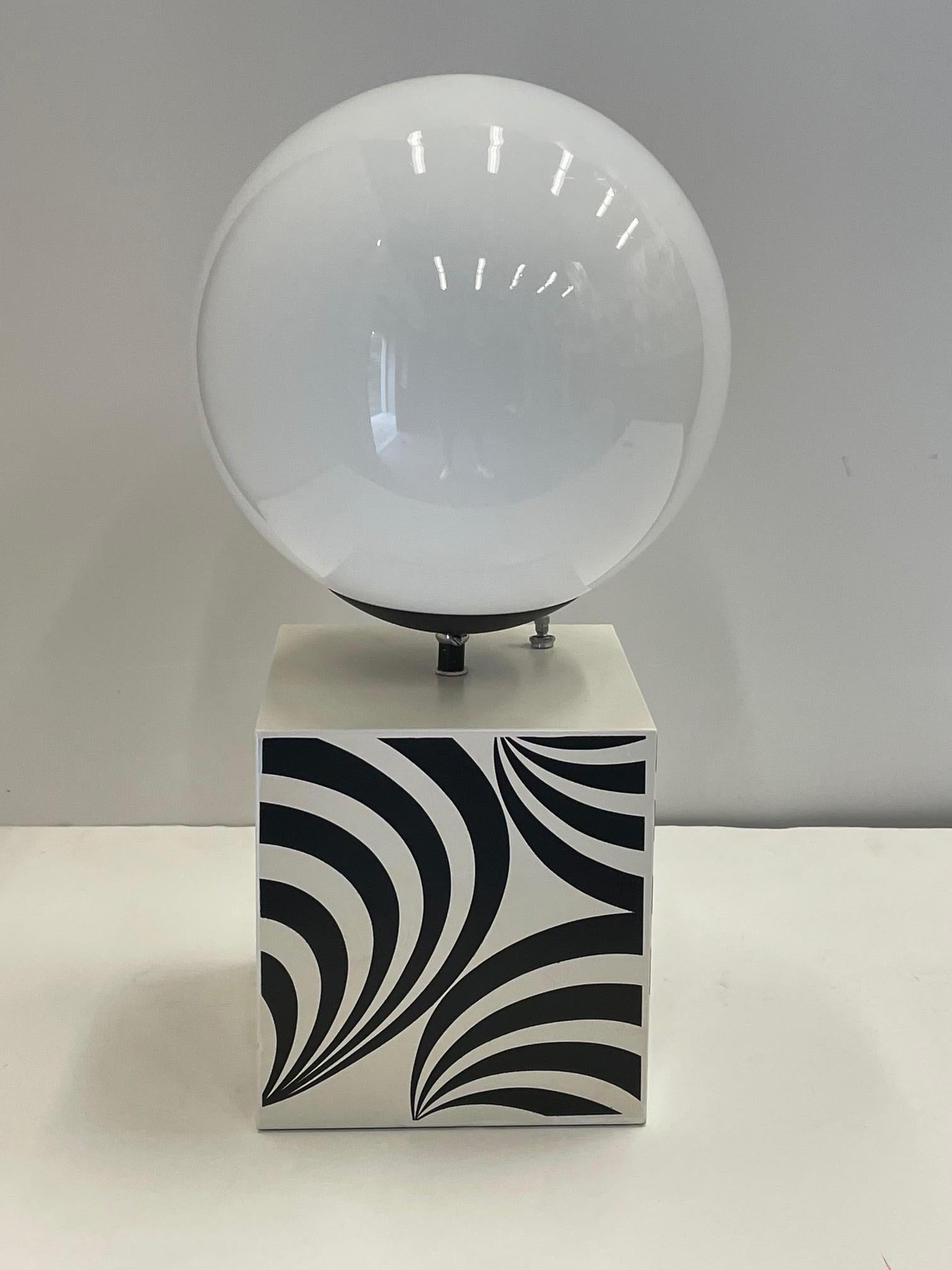 Mid-Century moderno Lampada Op Art in metallo fuso degli anni '60 con globo in vetro latteo in vendita