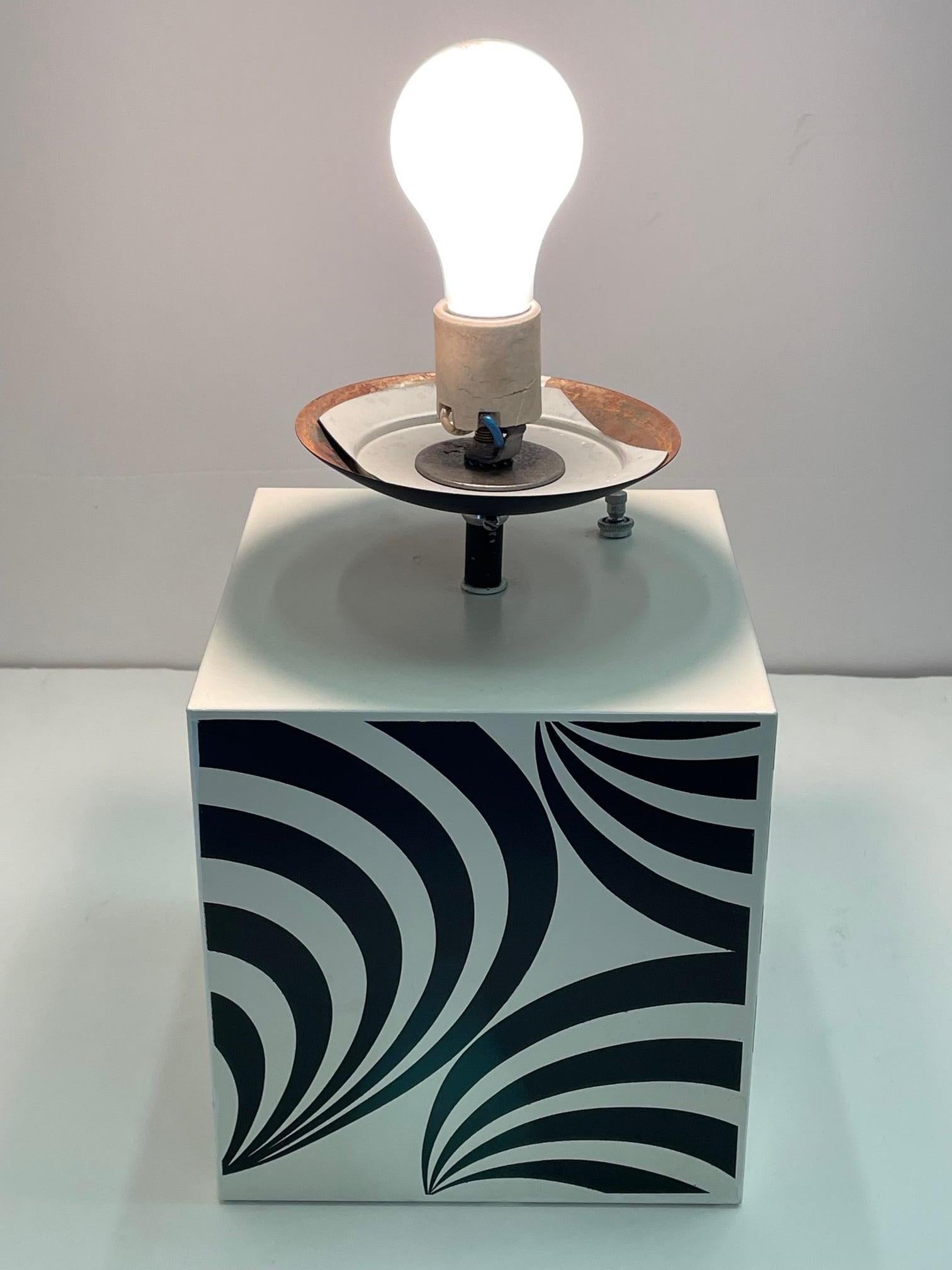 Metà XX secolo Lampada Op Art in metallo fuso degli anni '60 con globo in vetro latteo in vendita