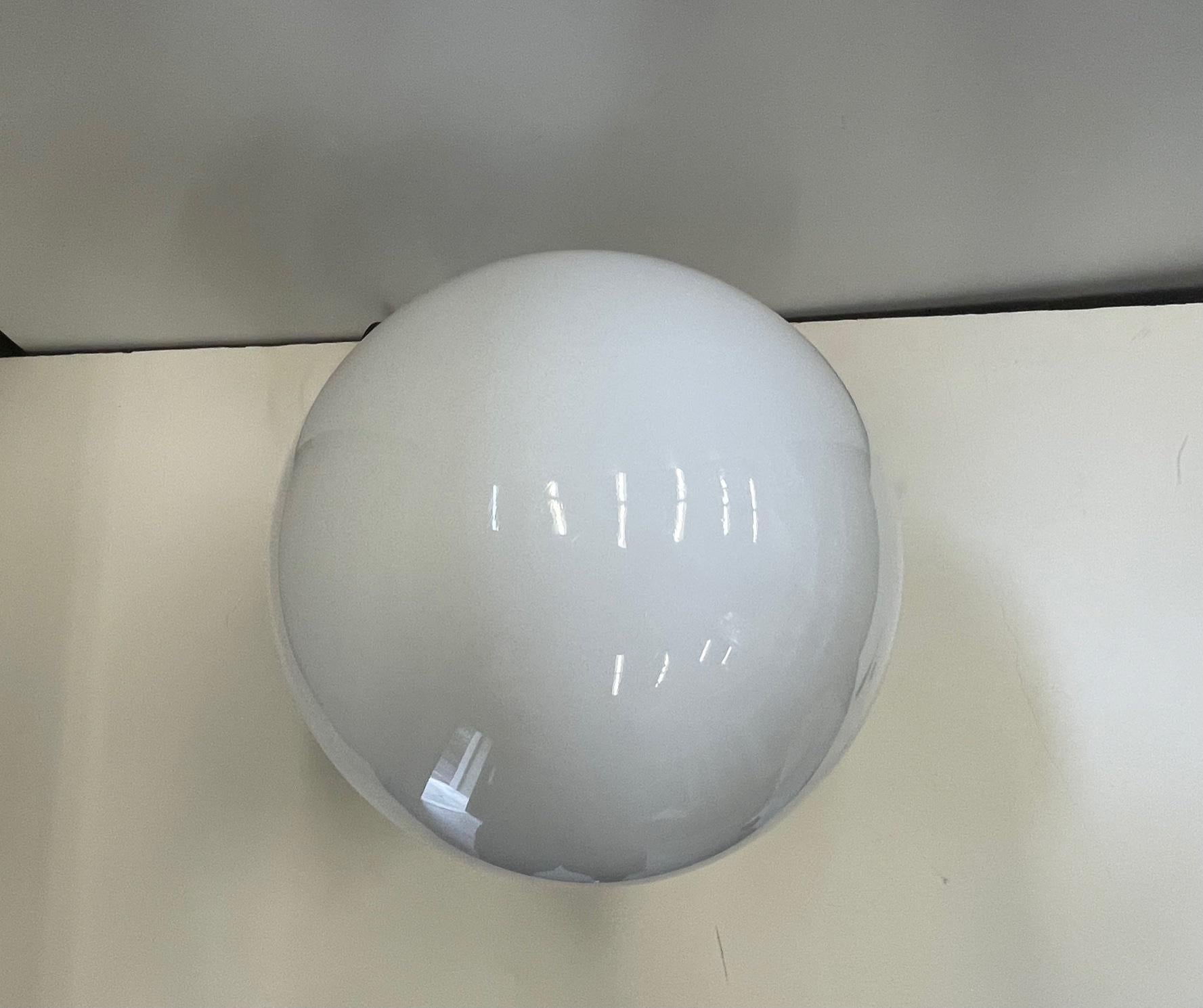 Metallo Lampada Op Art in metallo fuso degli anni '60 con globo in vetro latteo in vendita