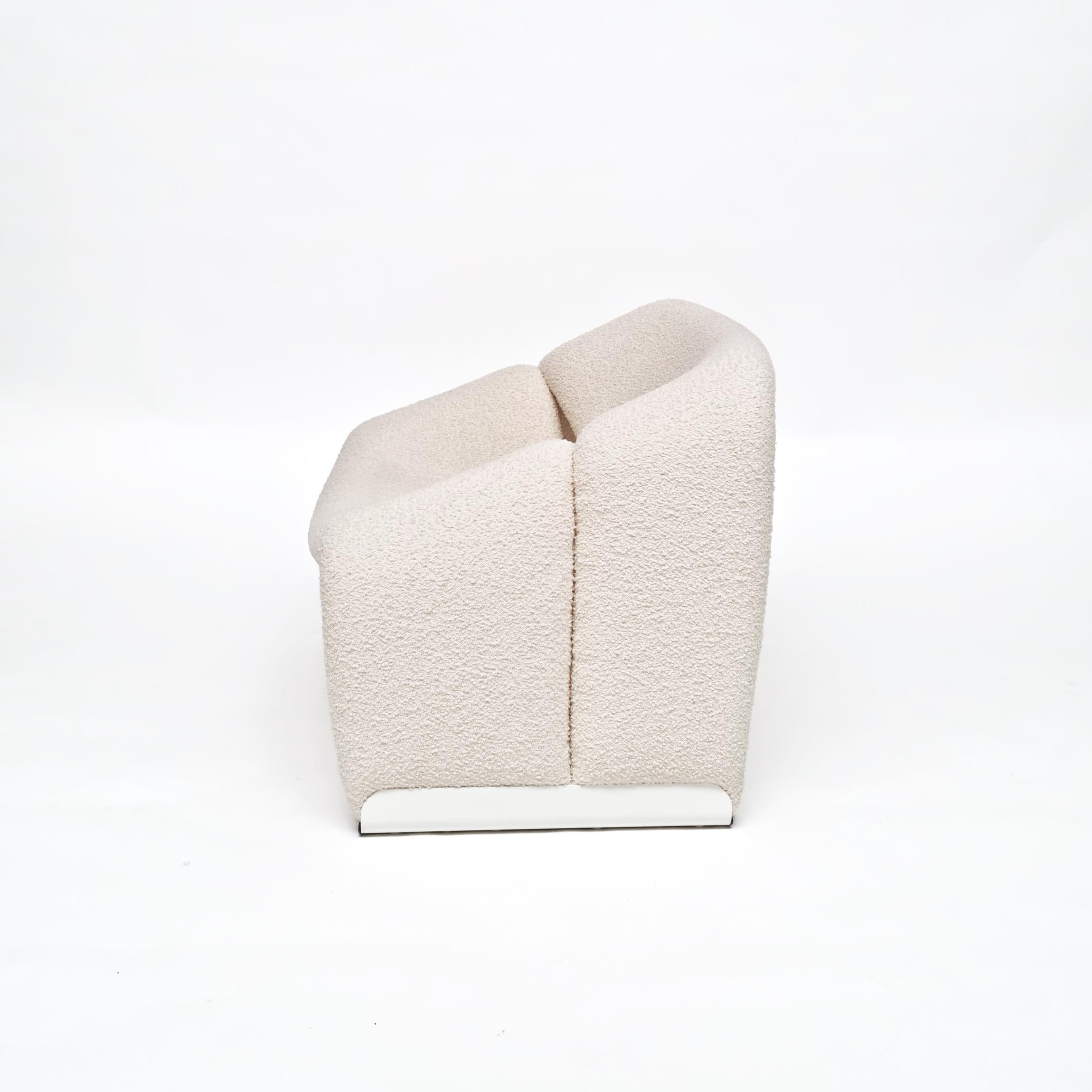 Pierre Paulin, le plus grand designer français, a conçu cette chaise chic pour Artifort, le créateur de meubles d'avant-garde hollandais. Son design compact, son confort exceptionnel et son apparence emblématique l'ont propulsé au rang de star de