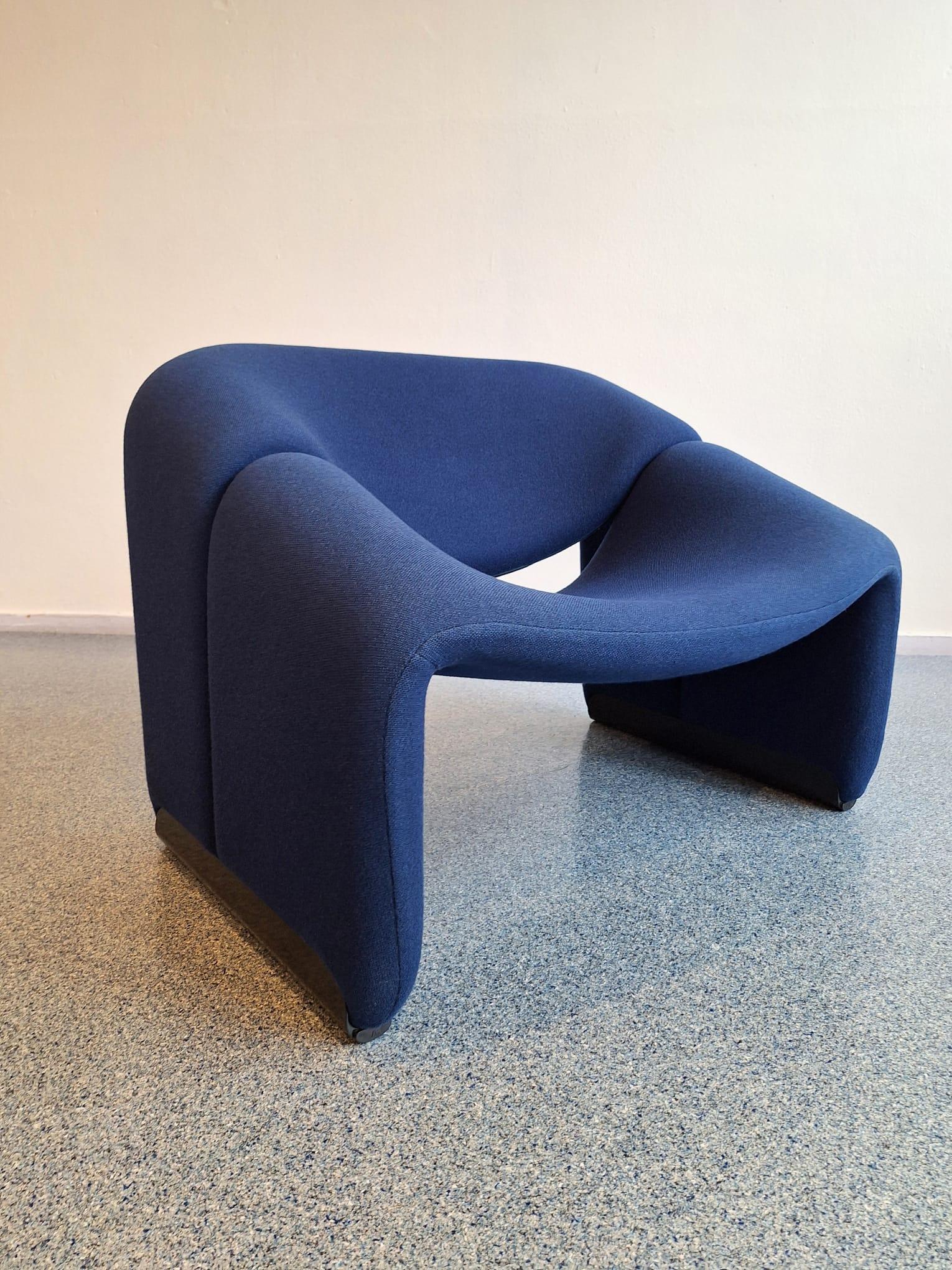Das ist das Richtige!

Wir präsentieren den herrlichen Blue F598 Groovy M-Chair, eine Kreation des famosen französischen Designers Pierre Paulin aus den 1970er Jahren für Artifort. Dieses bekannte Werk ist ein Beispiel für Paulins unverwechselbaren