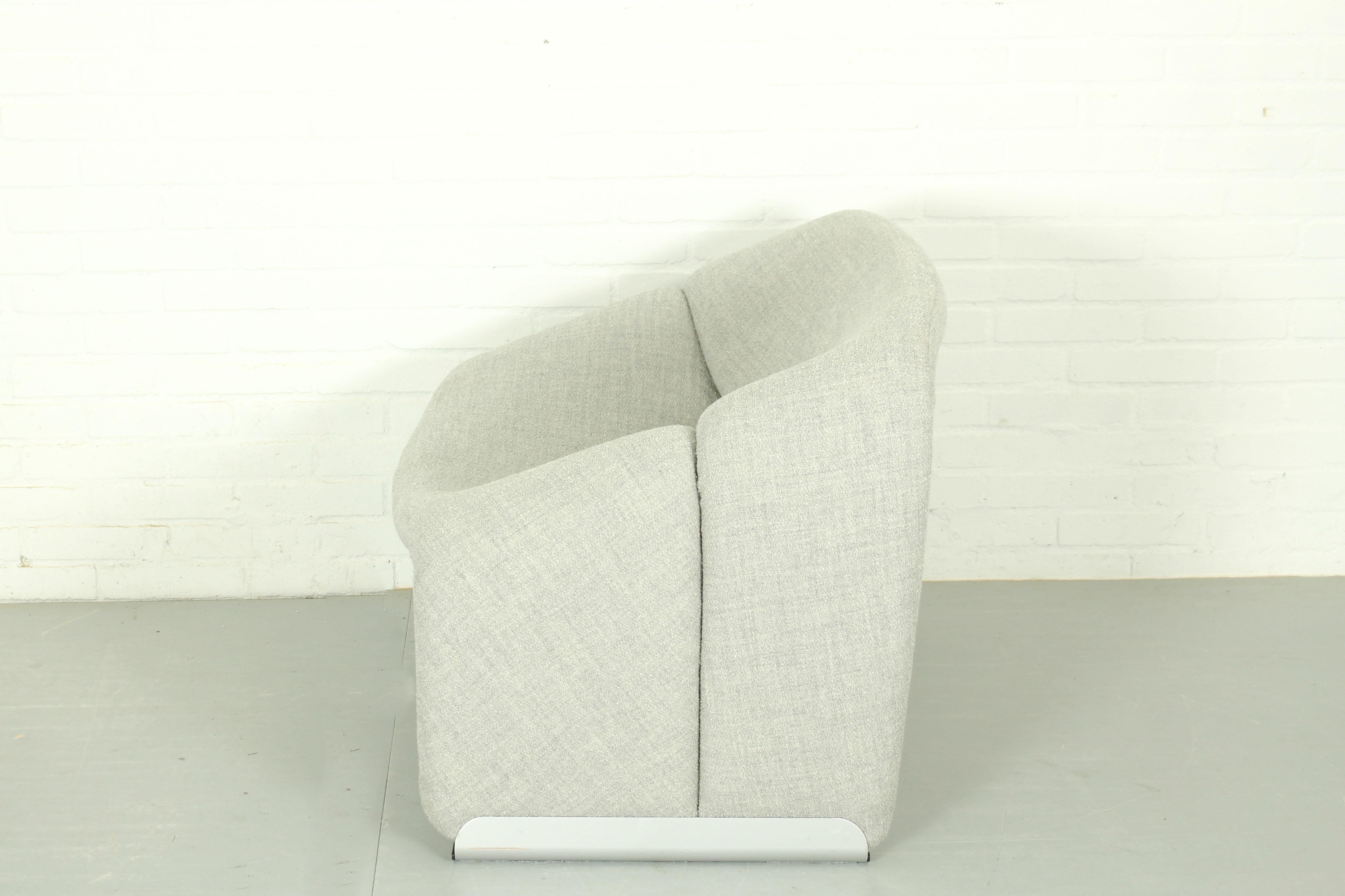 Le designer français Pierre Paulin a conçu la chaise groovy (ou F598) pour Artifort. Un grand confort et un design intemporel et emblématique. Remeublé avec le tissu Outback de Kvadrat, couleur 111. 

Dimensions : 64cm h, 85cmw, 67cm d. 
