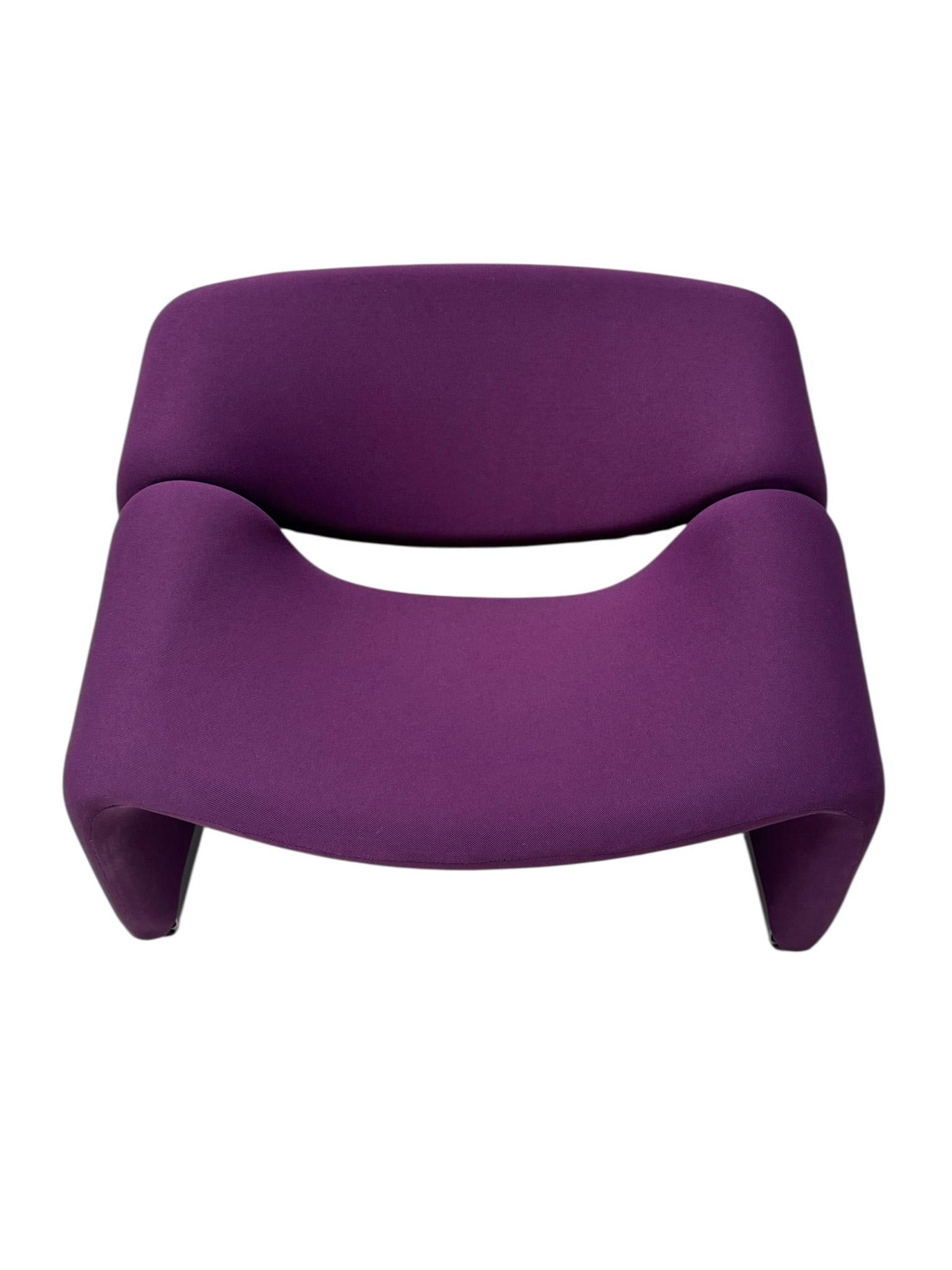 Funky and elegant Mid-Century Modern Groovy F598 M chair.
Design by Pierre Paulin for Artifort in 1973, this version is from the 1980s.
Striking French/Dutch design from the 1980s.
Re-upholstered in a premium purple fabric.
This wonderful