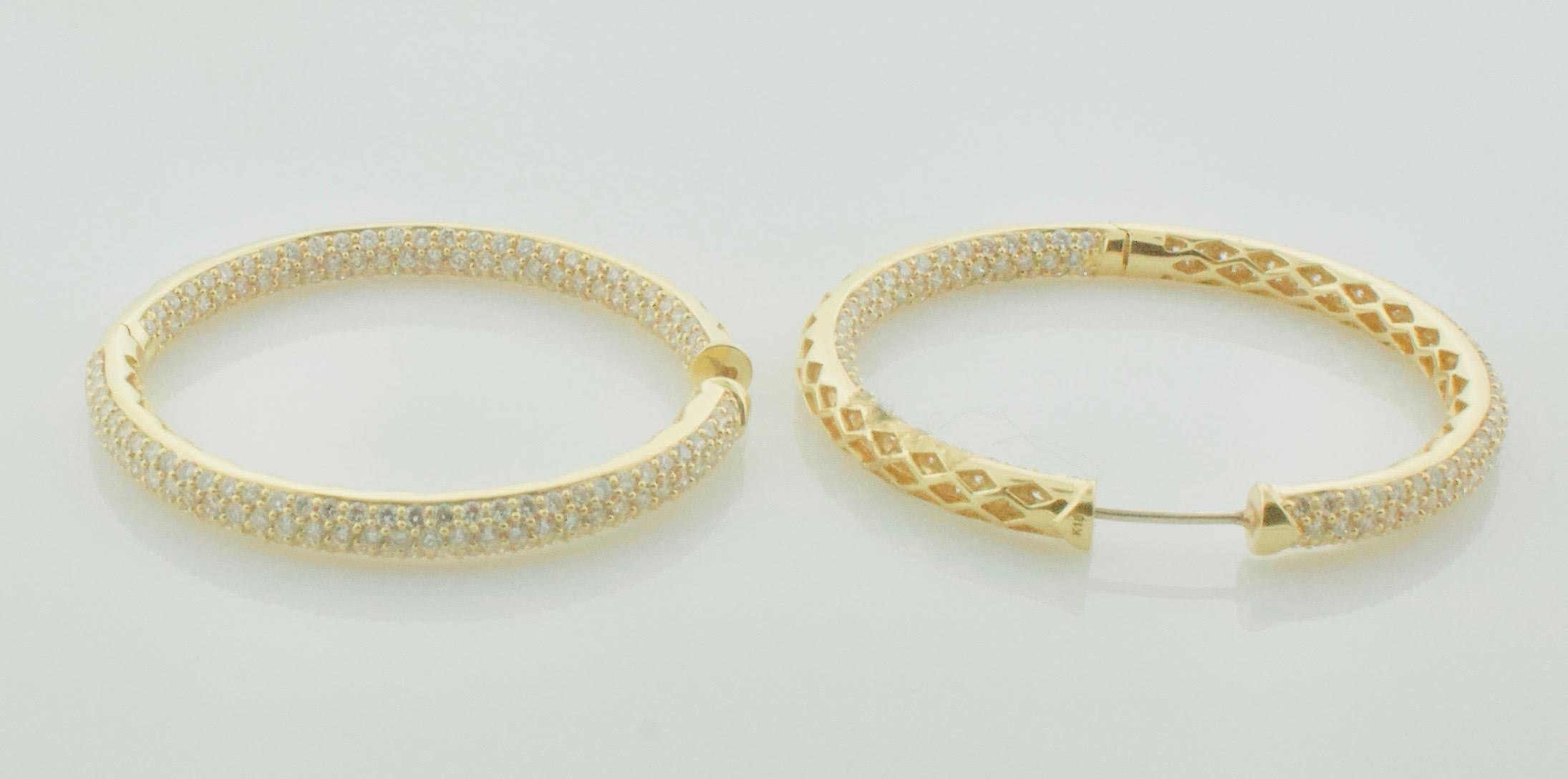 Groovy Large Hoop Pave' Diamond Earrings in 18k Yellow Gold In Excellent Condition In Wailea, HI