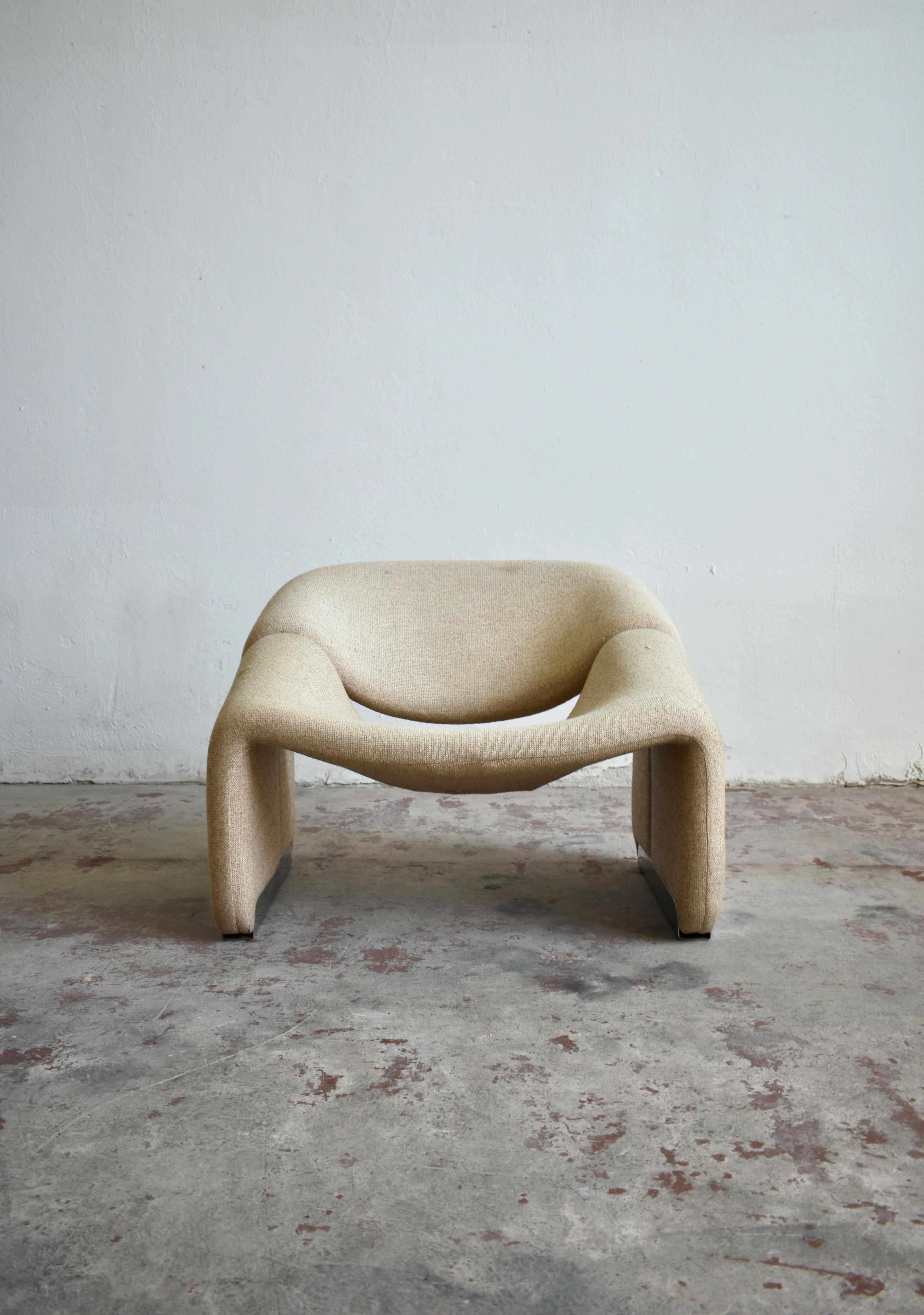 Iconic 1970s lounge chair 'Groovy' designed by French designer Pierre Paulin for Artifort.

The chair is in original condition, upholstered in beige color wool fabric with few visible traces of tear and wear
  