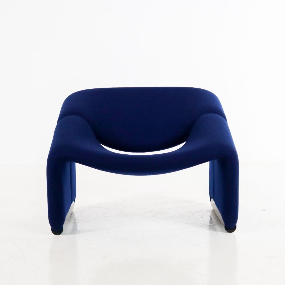 Iconic blue Artifort Groovy (M-Chair) armchair. Designed in 1966 by the legendary French designer Pierre Paulin for Artifort. This 1970s/80s version is in very good and original vintage condition! 