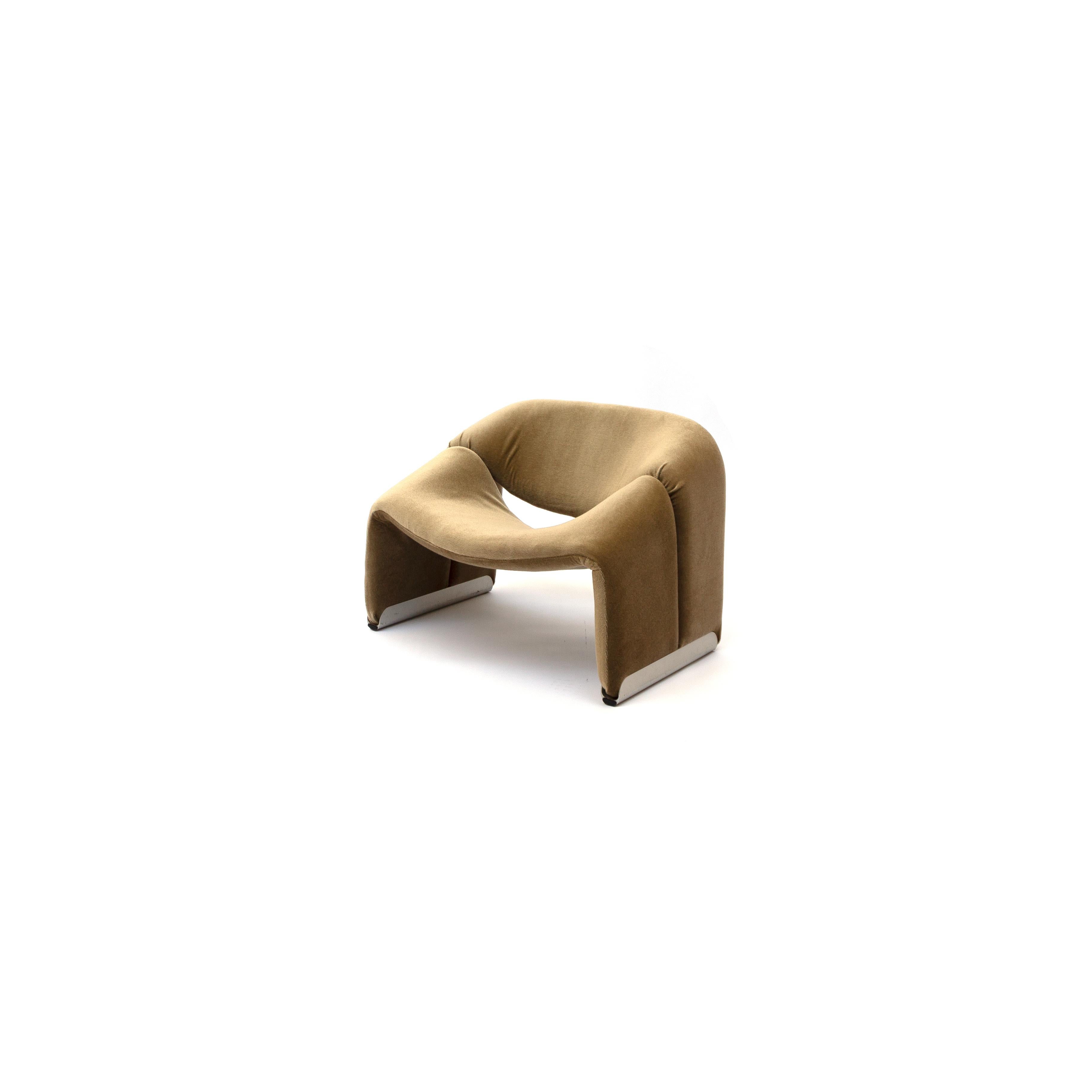 The groovy chair – or F598 – was designed by France’s top designer Pierre Paulin for Holland’s most Avant Garde furniture maker Artifort. Their compactness combined with great comfort and of course iconic looks made this chair one of the stars of