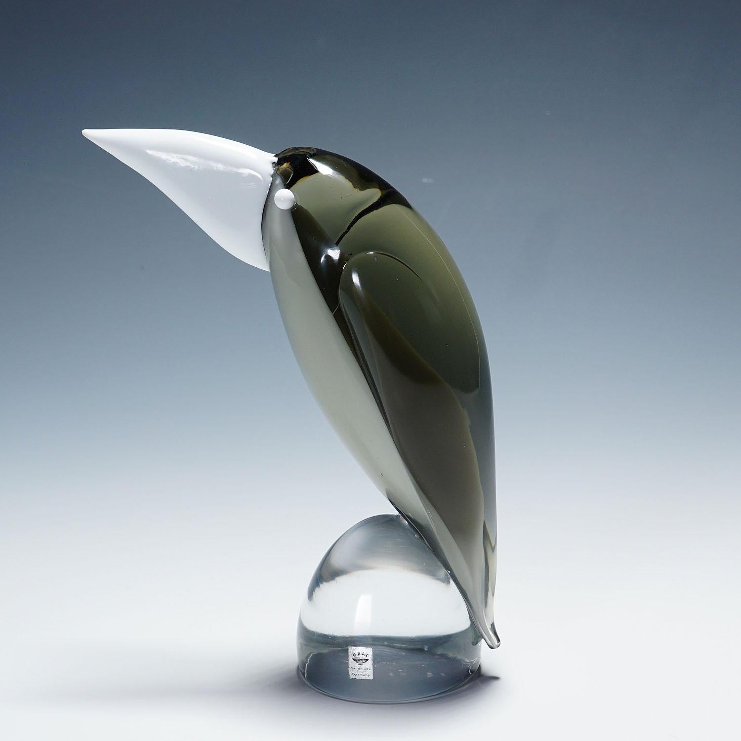Escultura de vidrio Grosbeak de Livio Seguso para Gral Alemania ca. 1970s
Artículo e7112
Escultura de vidrio artístico de un grosbeak estilizado en vidrio opaco gris humo y blanco. Fue fabricada a mano en la fábrica de vidrio Gral Glass, Alemania, y
