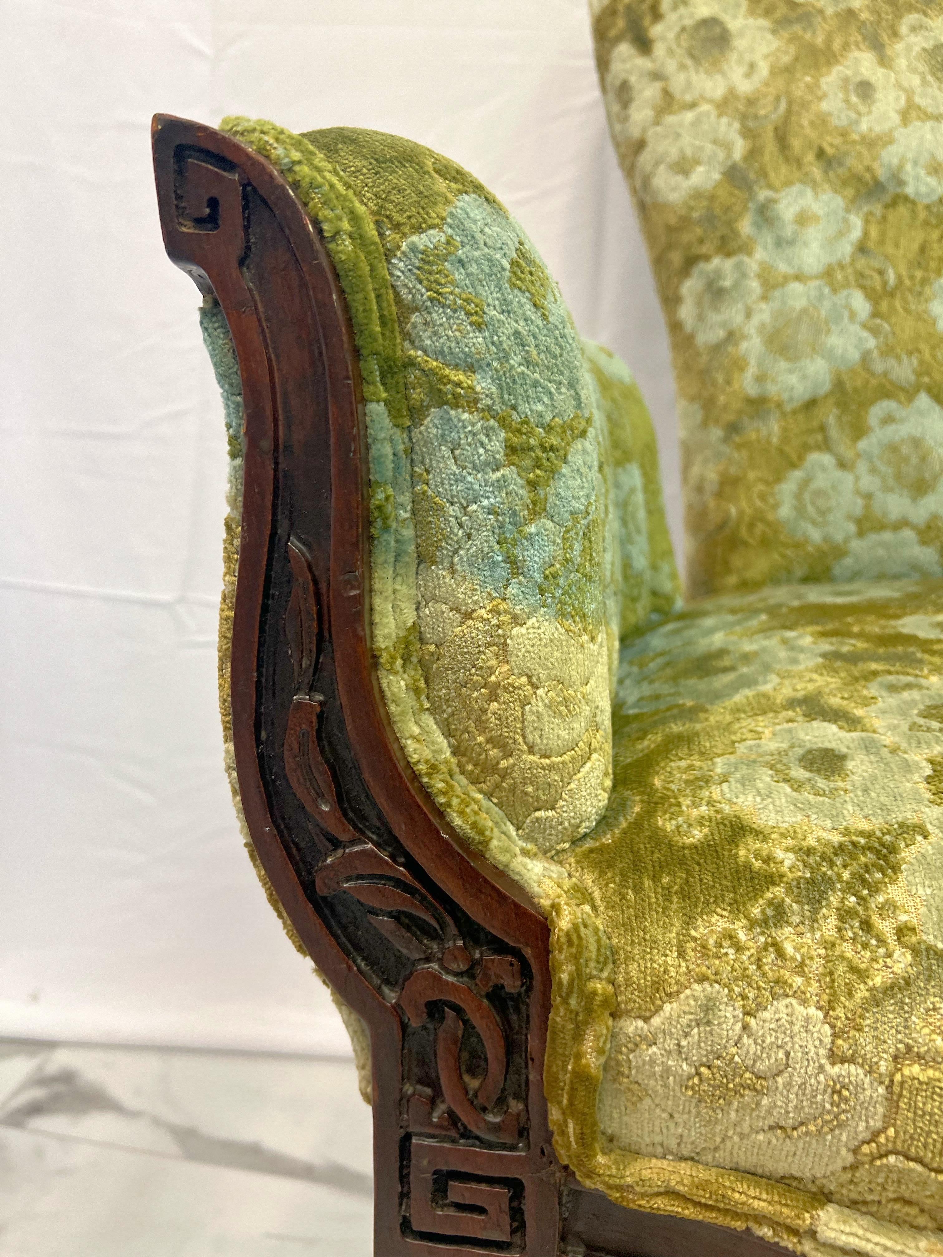 Art déco Paire de chaises de cheminée attribuées à Grosfeld House en tapisserie florale verte