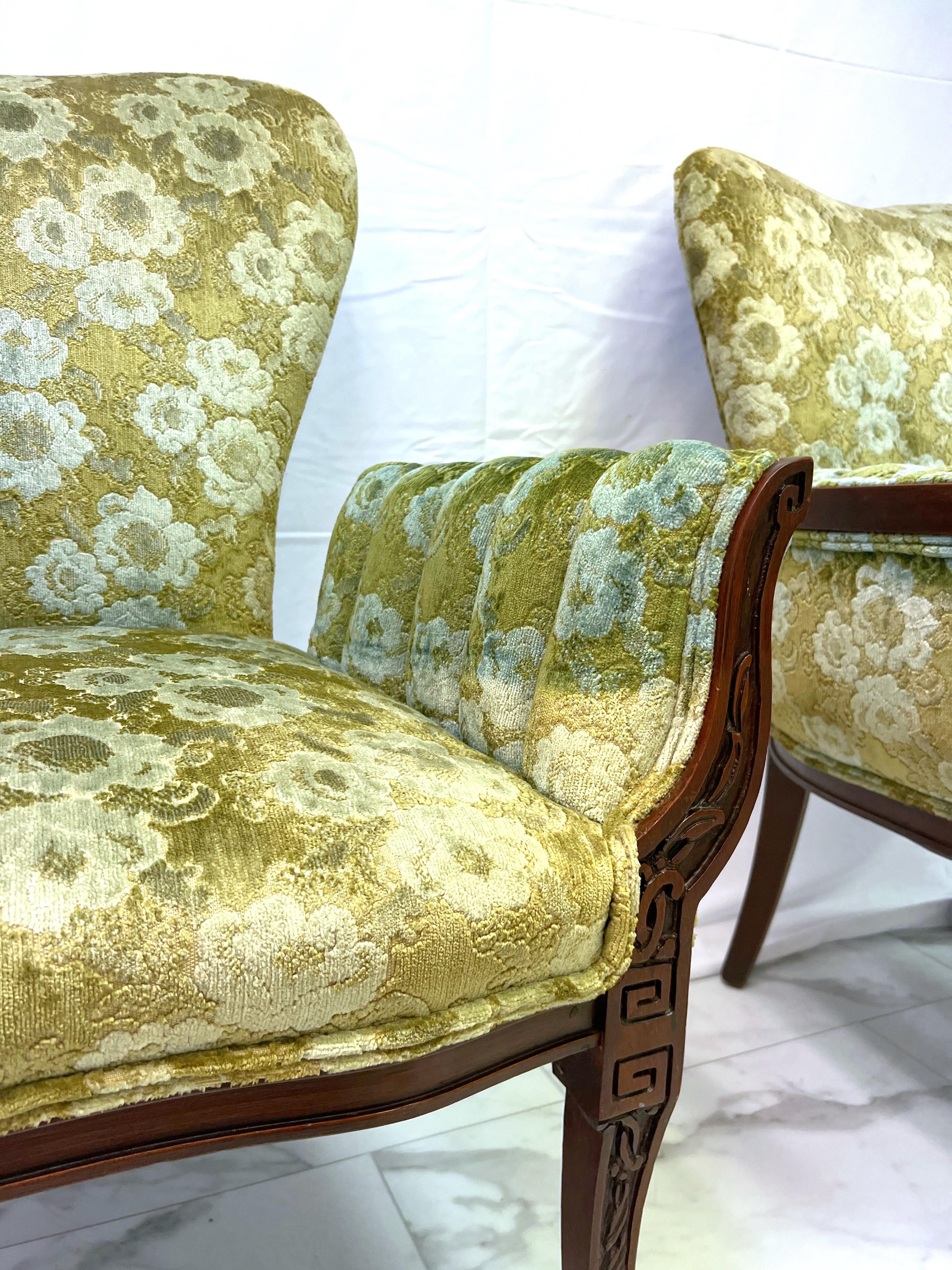 Américain Paire de chaises de cheminée attribuées à Grosfeld House en tapisserie florale verte