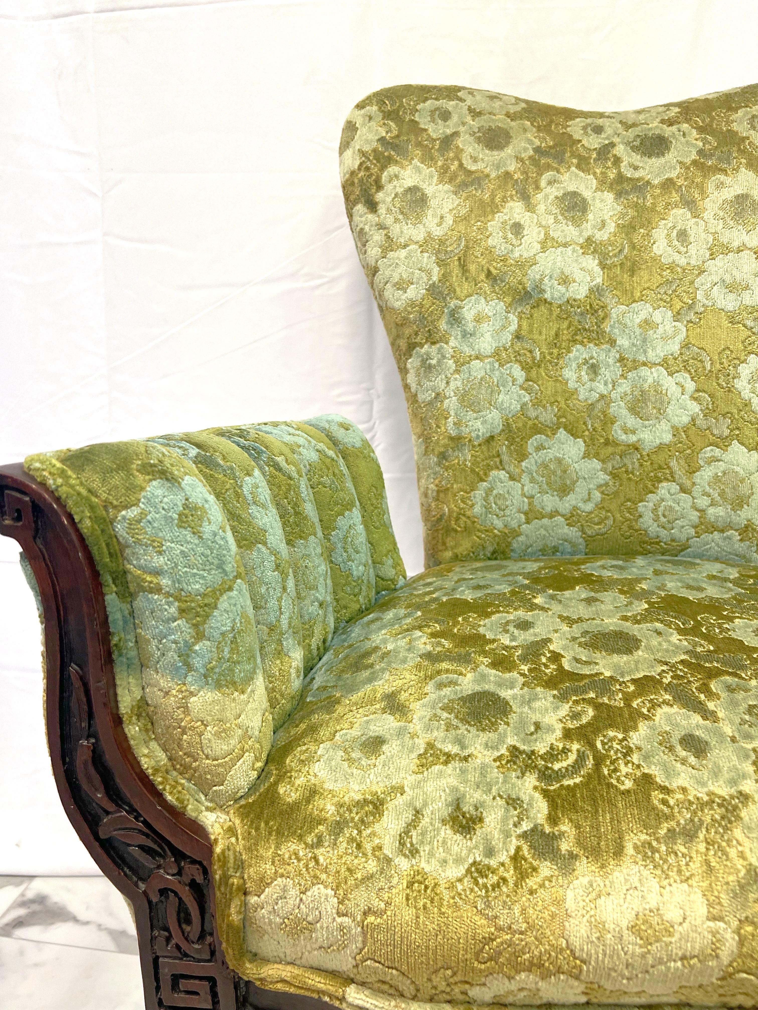 Paire de chaises de cheminée attribuées à Grosfeld House en tapisserie florale verte Bon état à Charleston, SC
