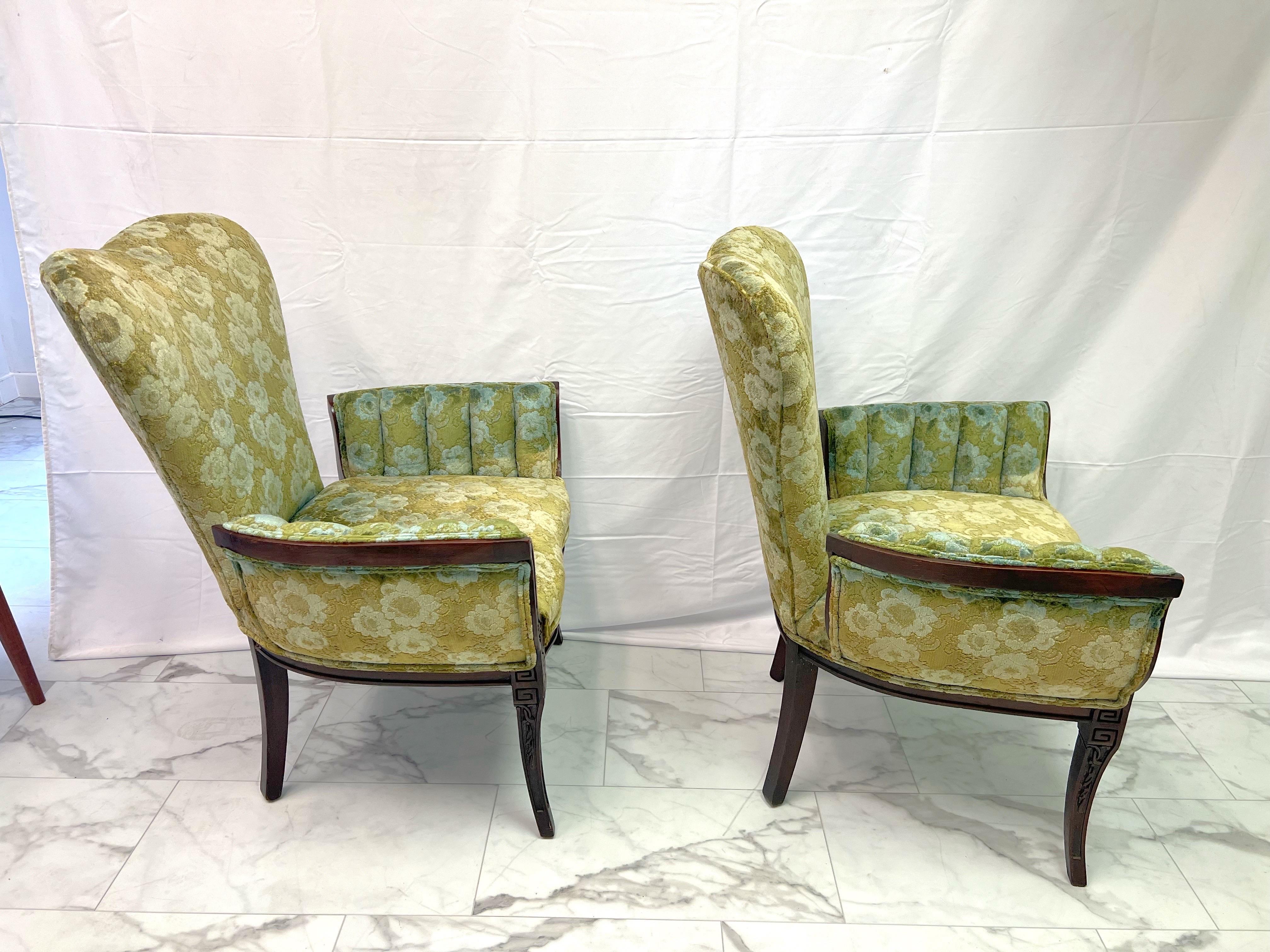 Tissu d'ameublement Paire de chaises de cheminée attribuées à Grosfeld House en tapisserie florale verte
