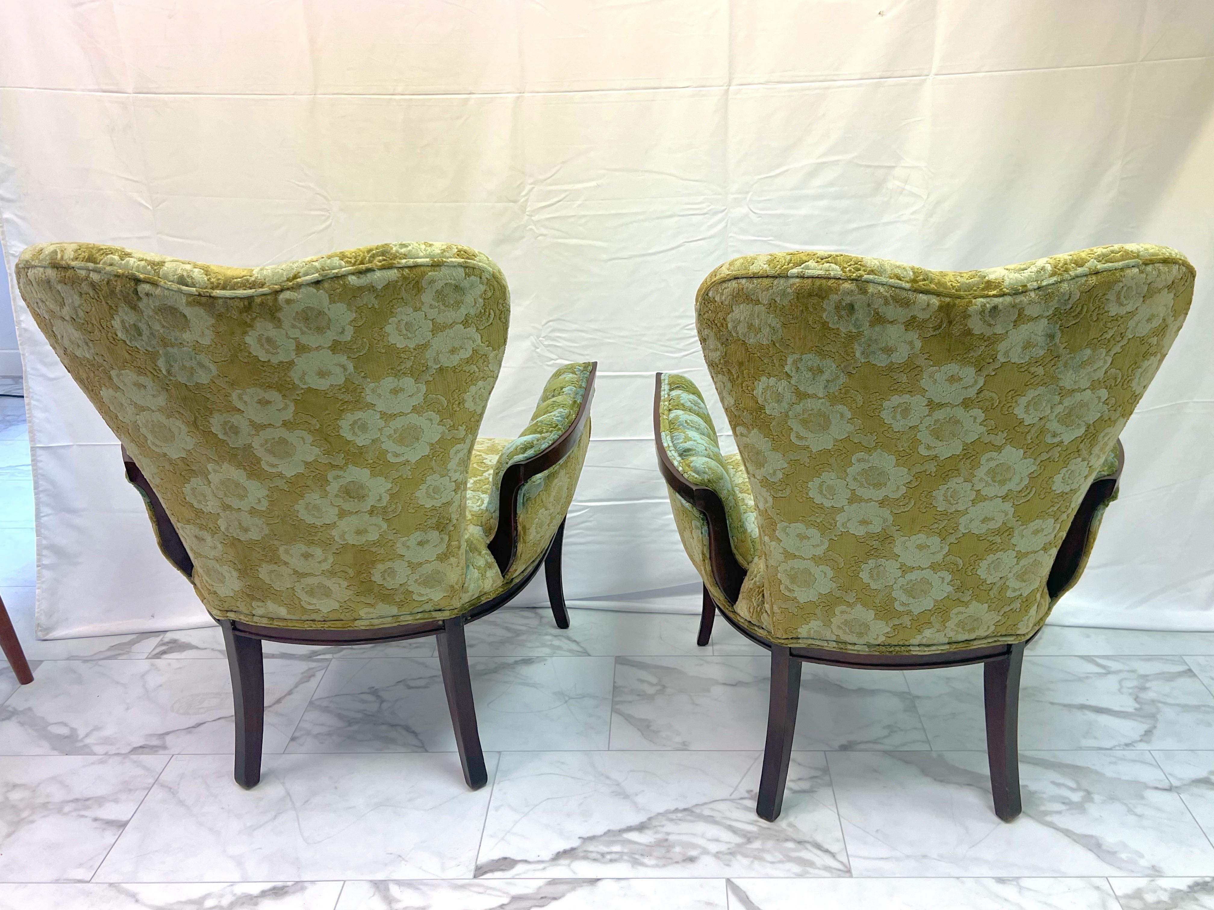 Paire de chaises de cheminée attribuées à Grosfeld House en tapisserie florale verte 1