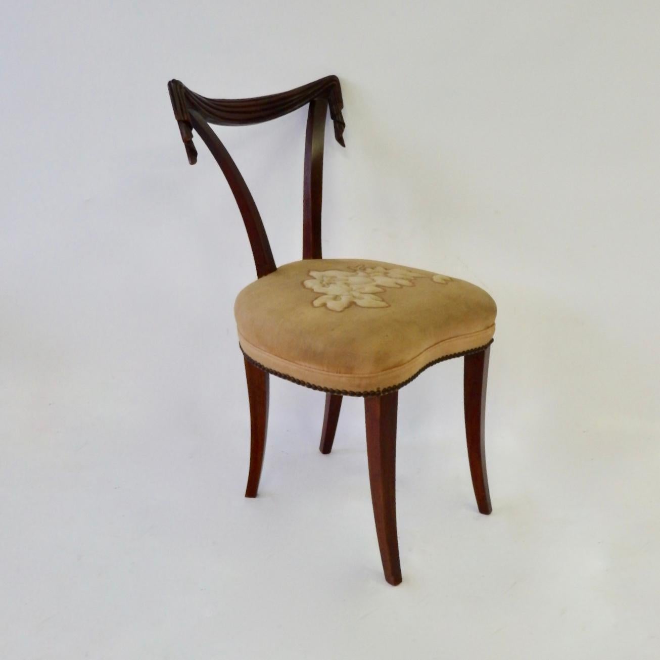 Sculpté Chaise d'appoint drapée de la maison Grosfeld en vente
