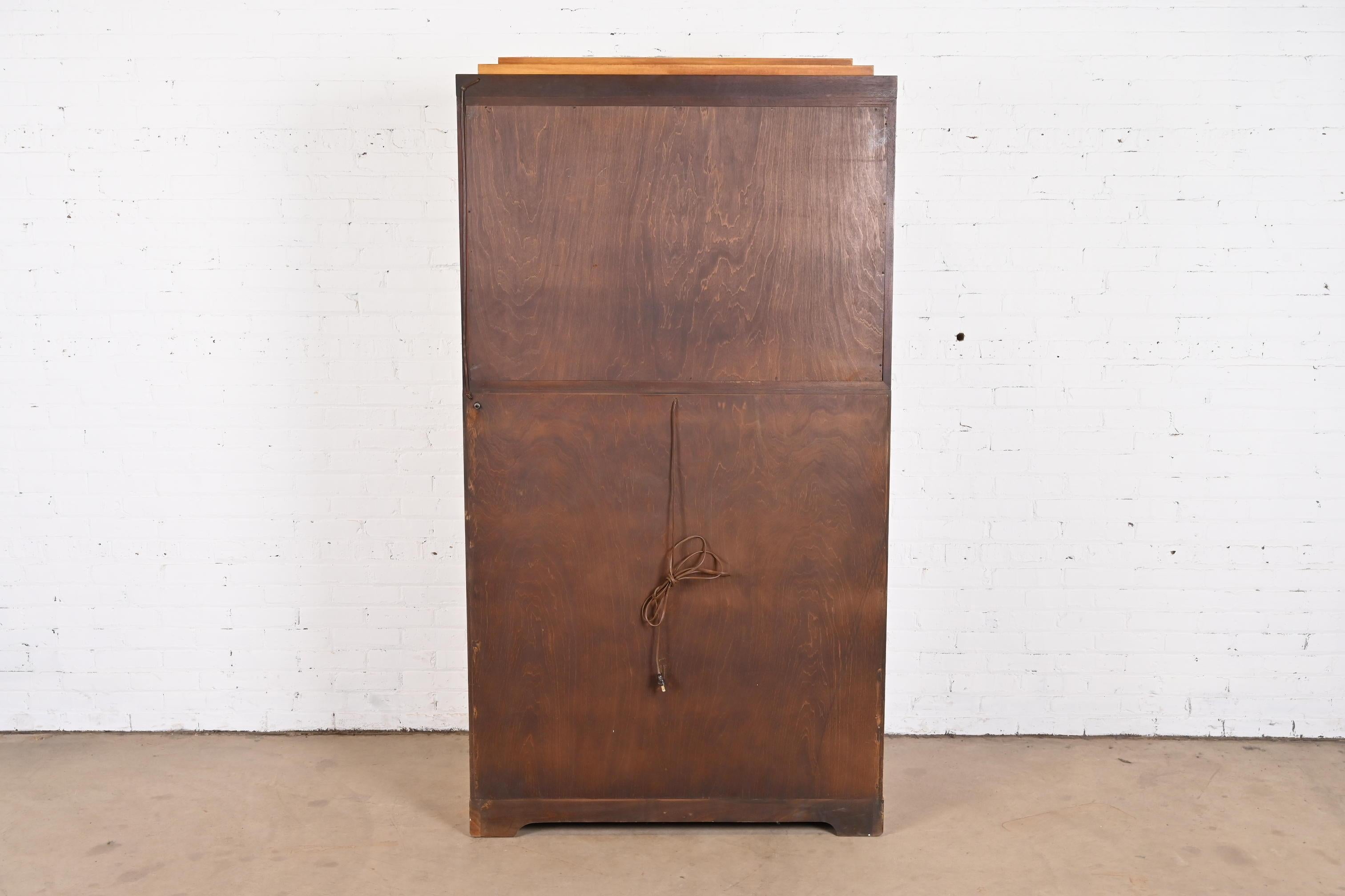 Armoire de bar lumineuse en acajou de style Empire Hollywood Regency de Grosfeld House en vente 11