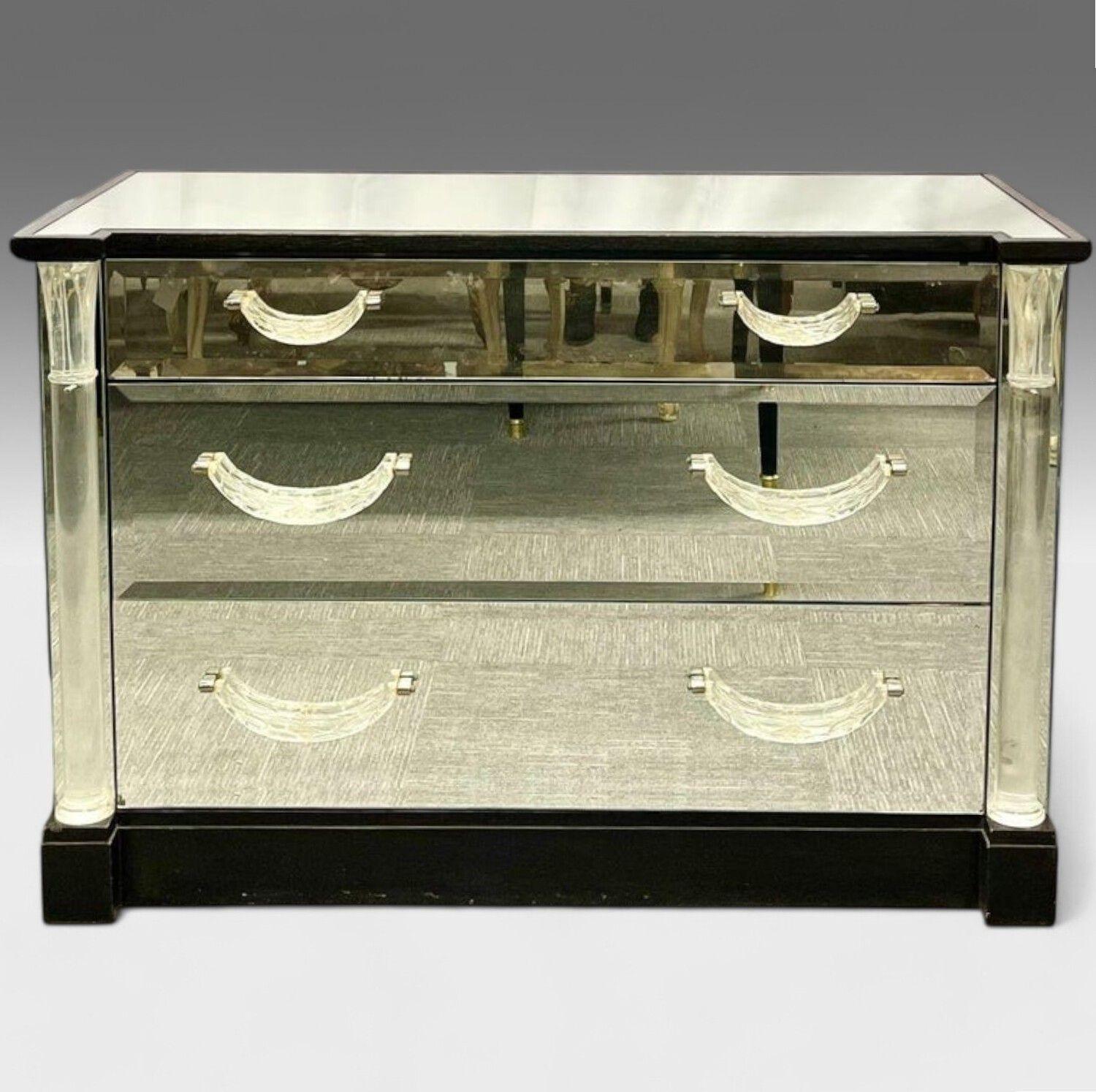 Haus Grosfeld, Hollywood Regency, 'Glassics' verspiegelte Nachttische, Kommoden, USA, 1930er Jahre

Paar verspiegelte Kommoden oder Schränke von Grosfeld House. Ein atemberaubendes Paar Mid Century Modern Cabinets Paar der 
