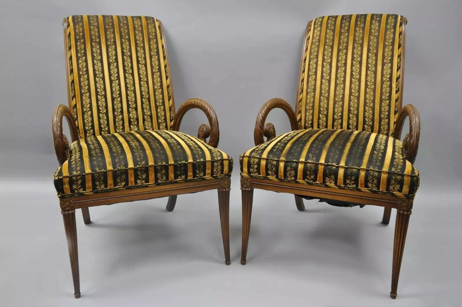Poltrone con piume intagliate in mogano di Grosfeld House Hollywood Regency - una coppia. L'articolo presenta una struttura in legno, dettagli ben intagliati, gambe affusolate e un'elegante forma scultorea. Circa all'inizio del XX secolo. Misure: