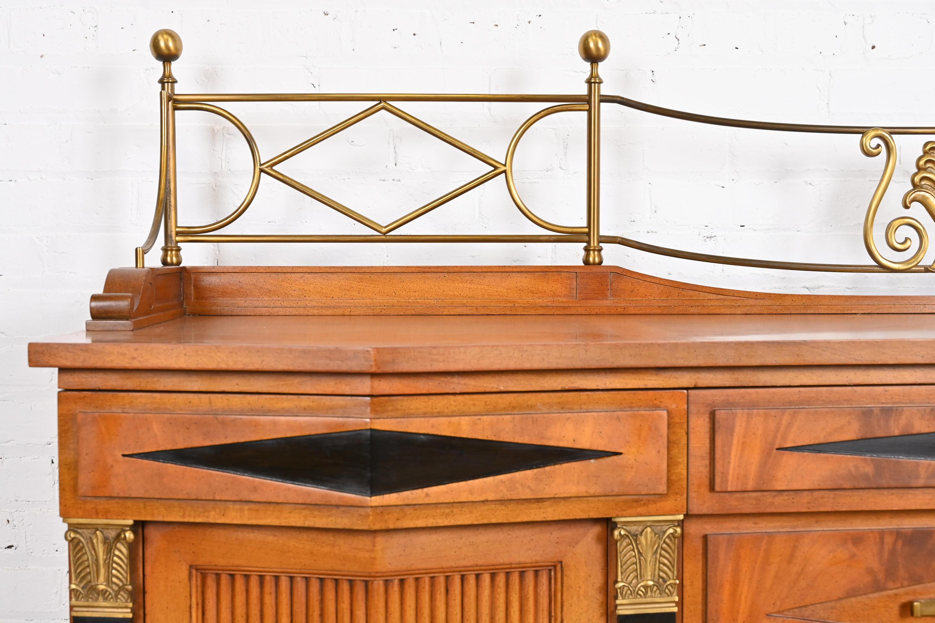 Credenza o mobile da bar in mogano Grosfeld House Hollywood Regency in vendita 4