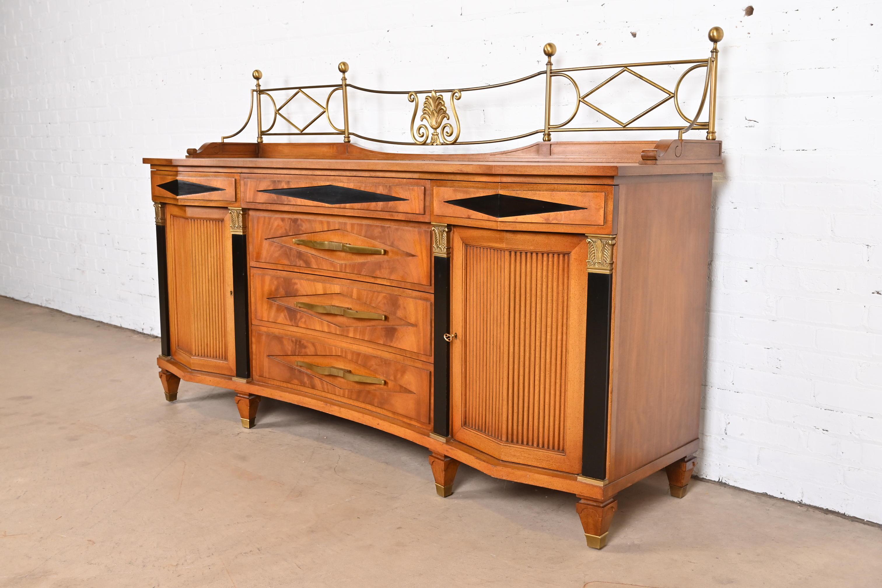Credenza o mobile da bar in mogano Grosfeld House Hollywood Regency In condizioni buone in vendita a South Bend, IN