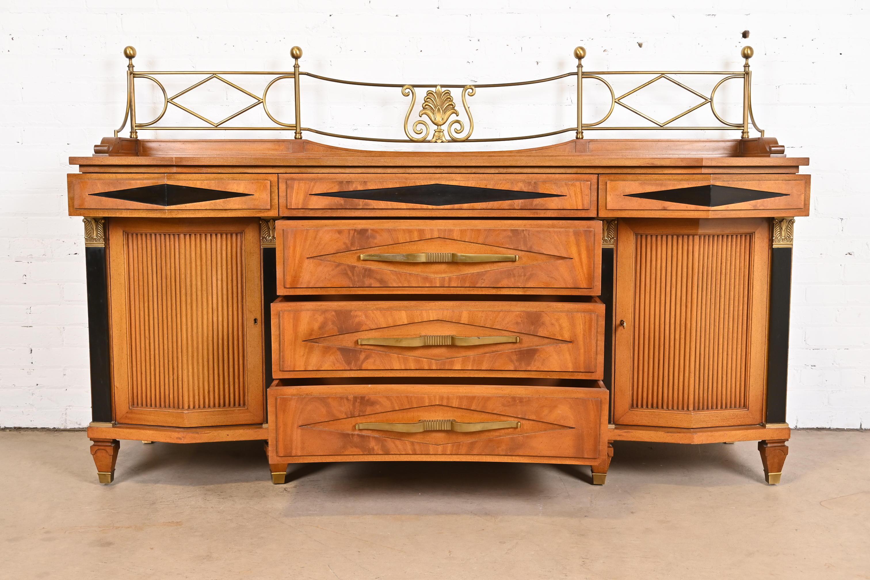 Credenza o mobile da bar in mogano Grosfeld House Hollywood Regency in vendita 1