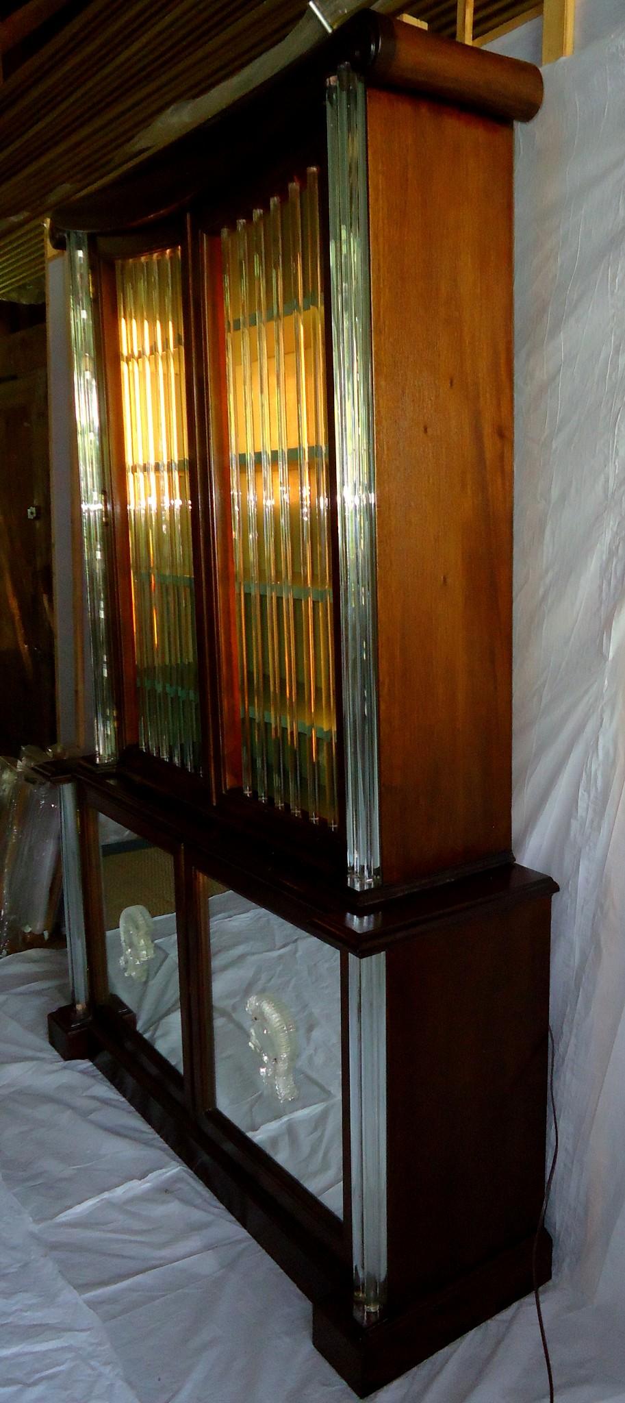 Metà XX secolo Vitrina in mogano illuminata con canne di vetro di Lorin Jackson di Grosfeld House del 1940 circa in vendita